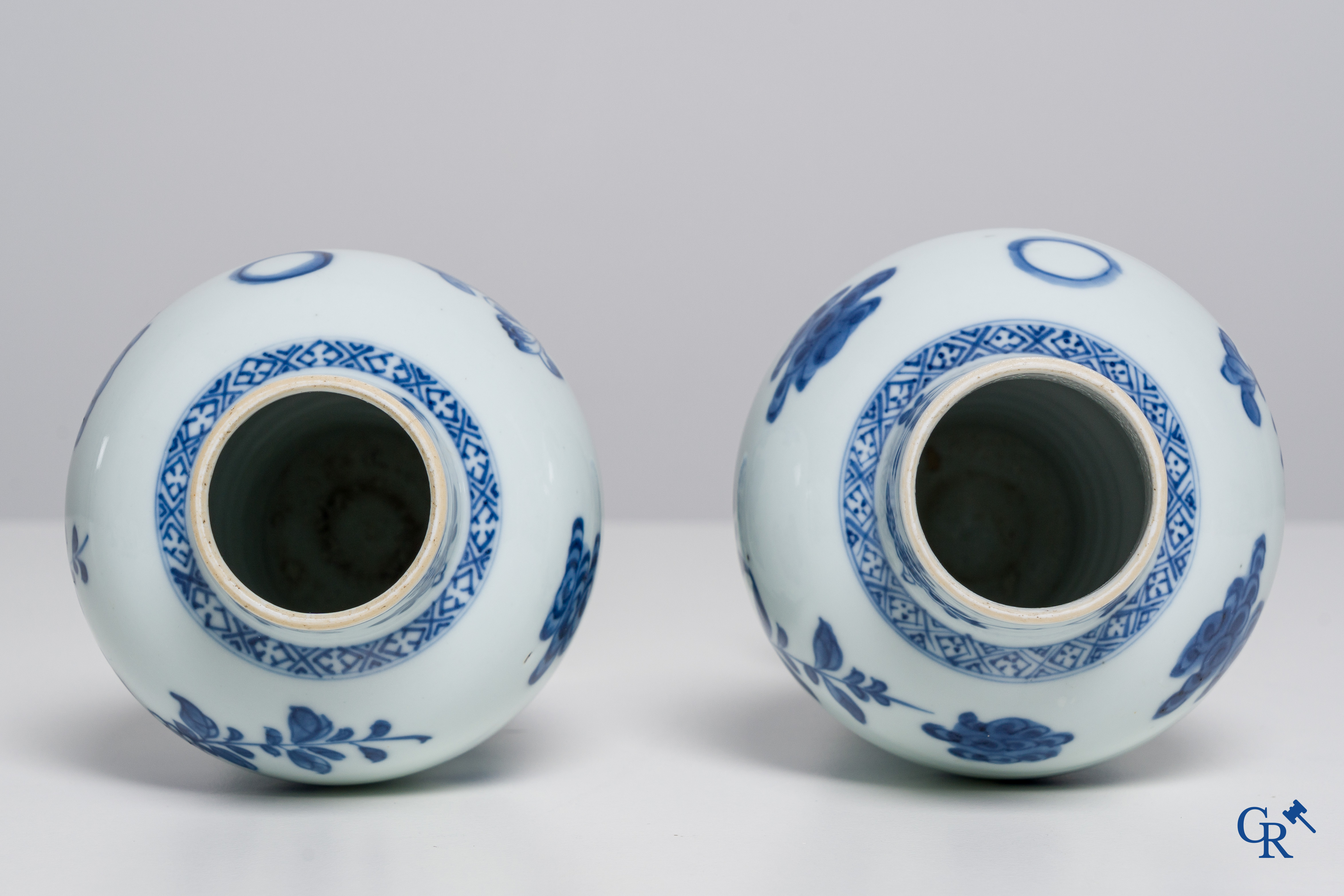 Asian Art: Chinese porcelain, 5 pieces of blue and white porcelain. 18th century.