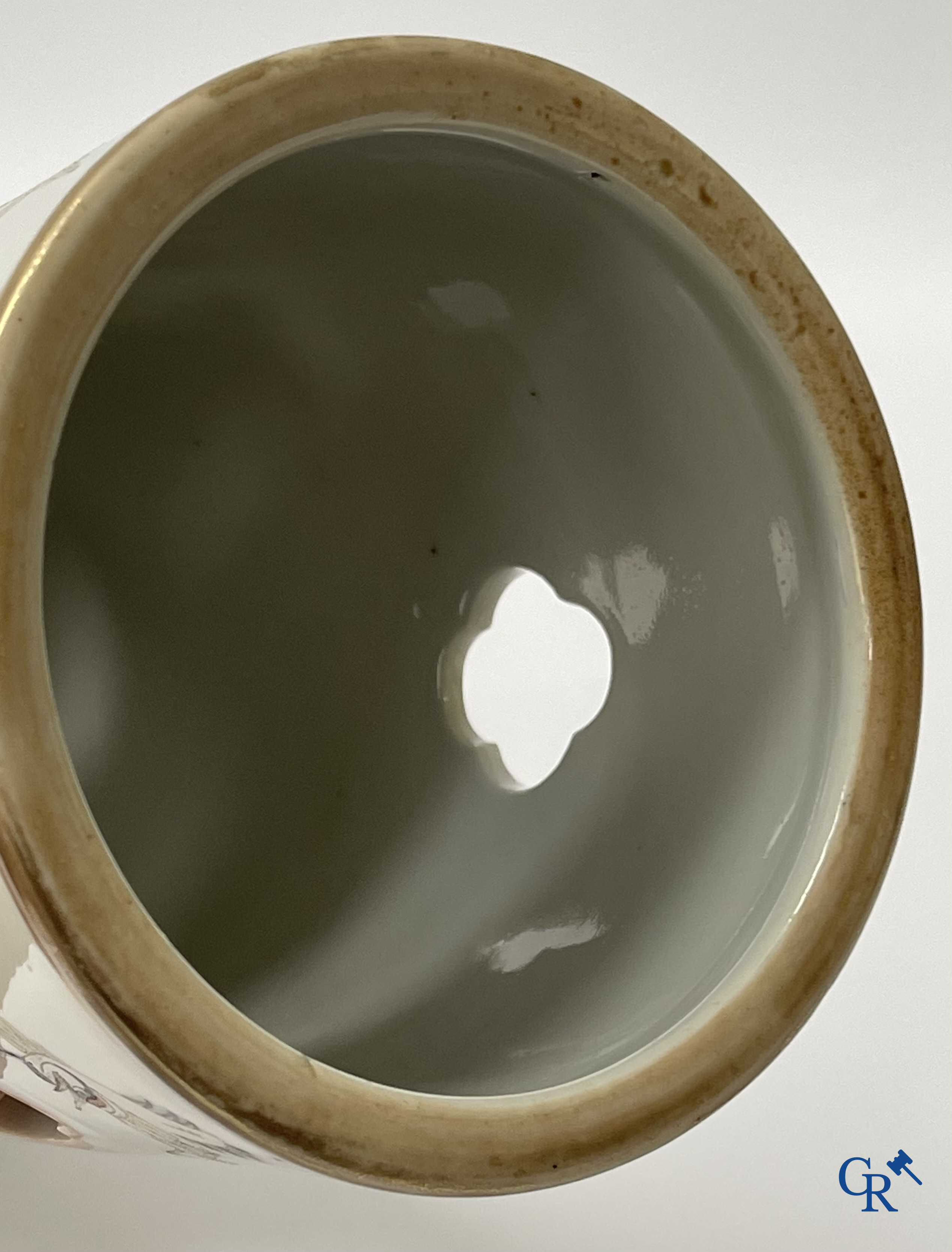 Aziatica, Chinees porselein. Een Chinese famille rose hoeden staander. Gemerkt. 19de eeuw.