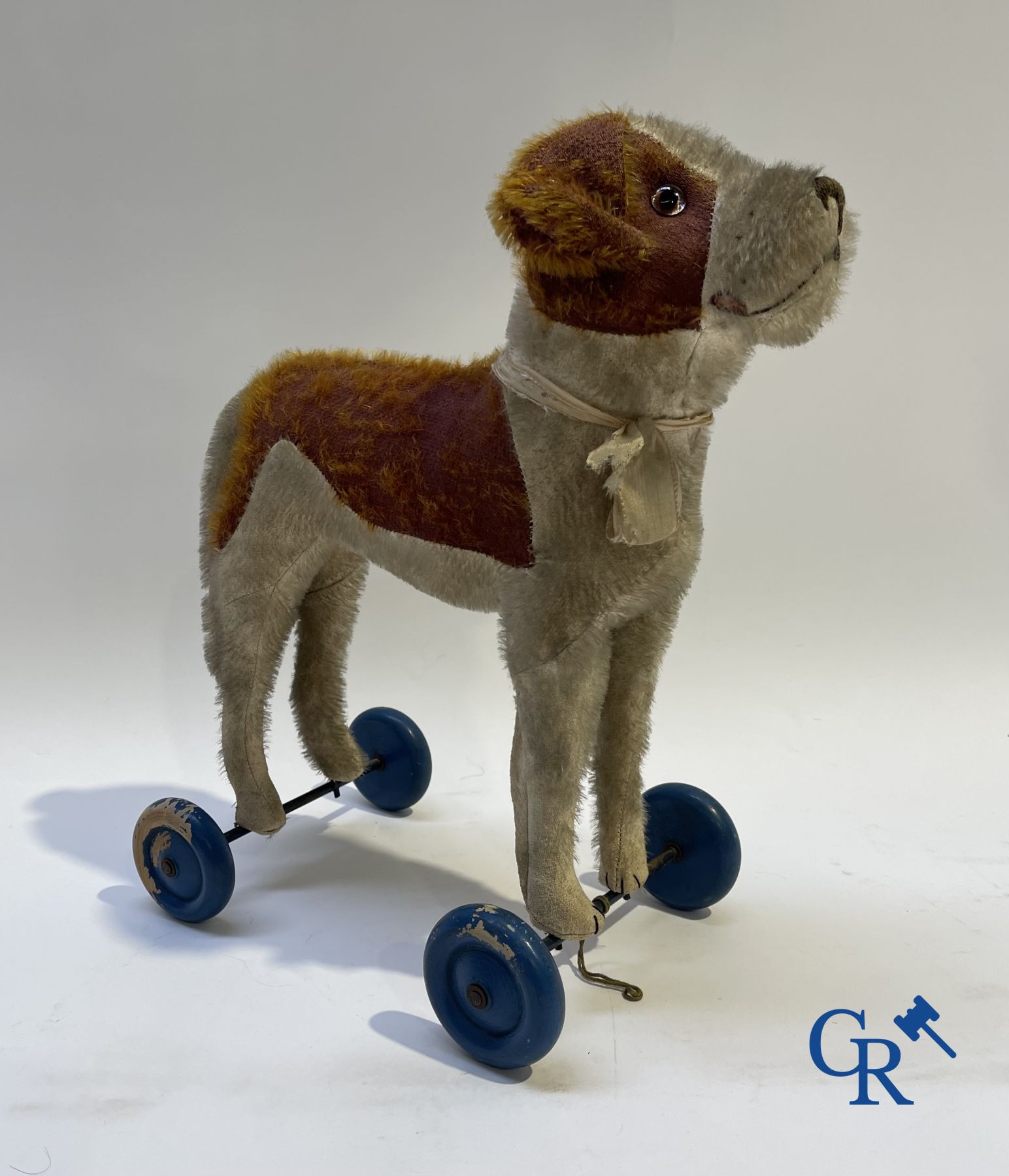 Jouets: poupées anciennes: Joli lot de 2 poupées anciennes tête porcelain et un chien sur roulettes.