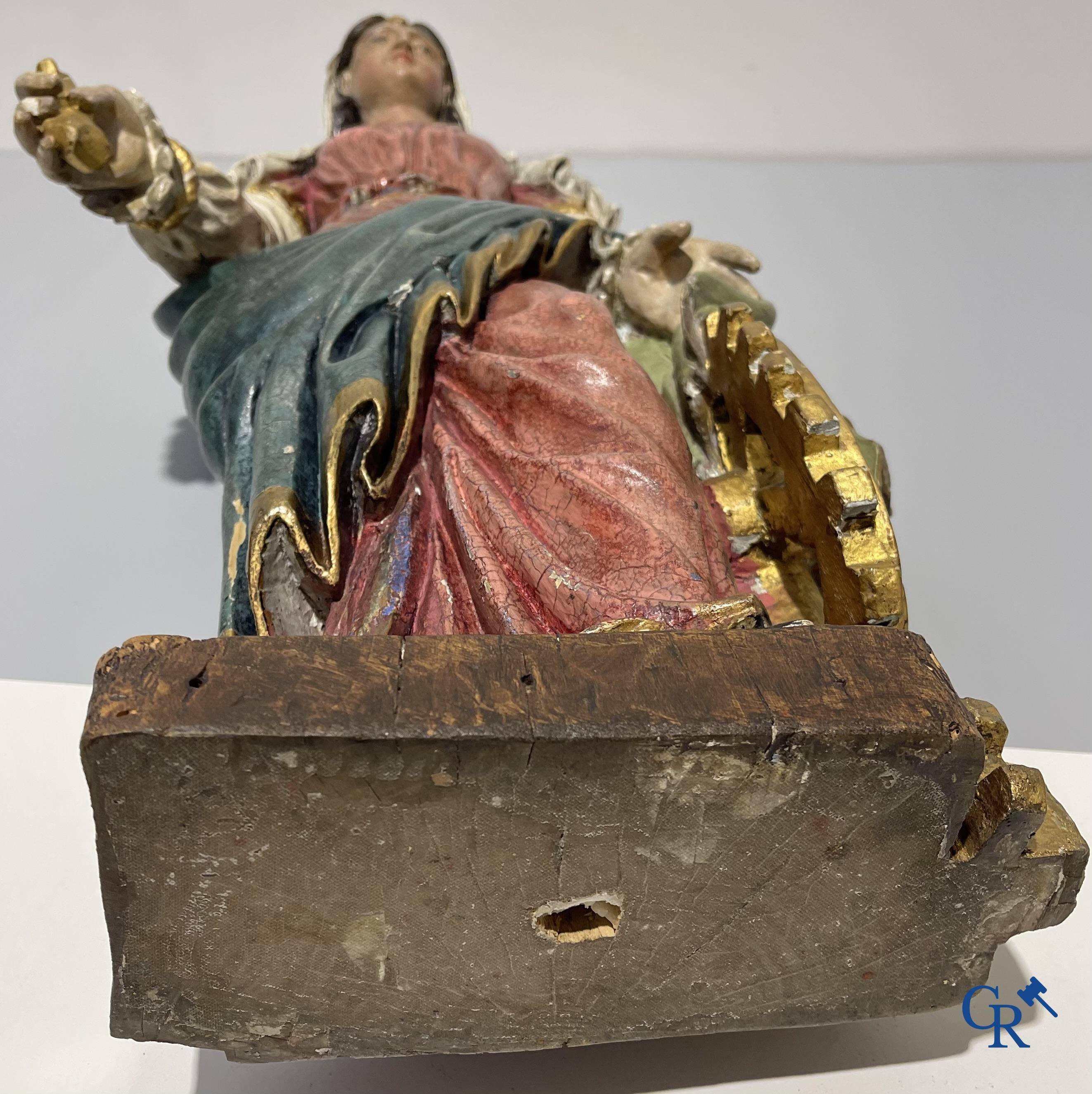 Religieuze objecten, 2 antieke houtgesculpteerde beelden van Sint Catharina. 18e eeuw.