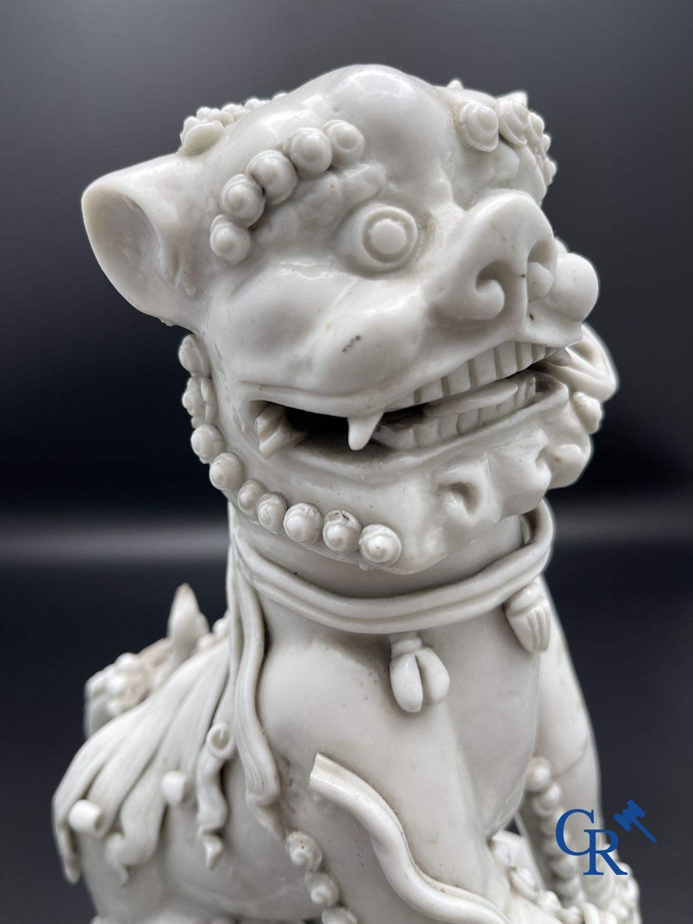 Porcelaine chinoise: Un lion bouddhiste et un groupe en blanc de Chine.