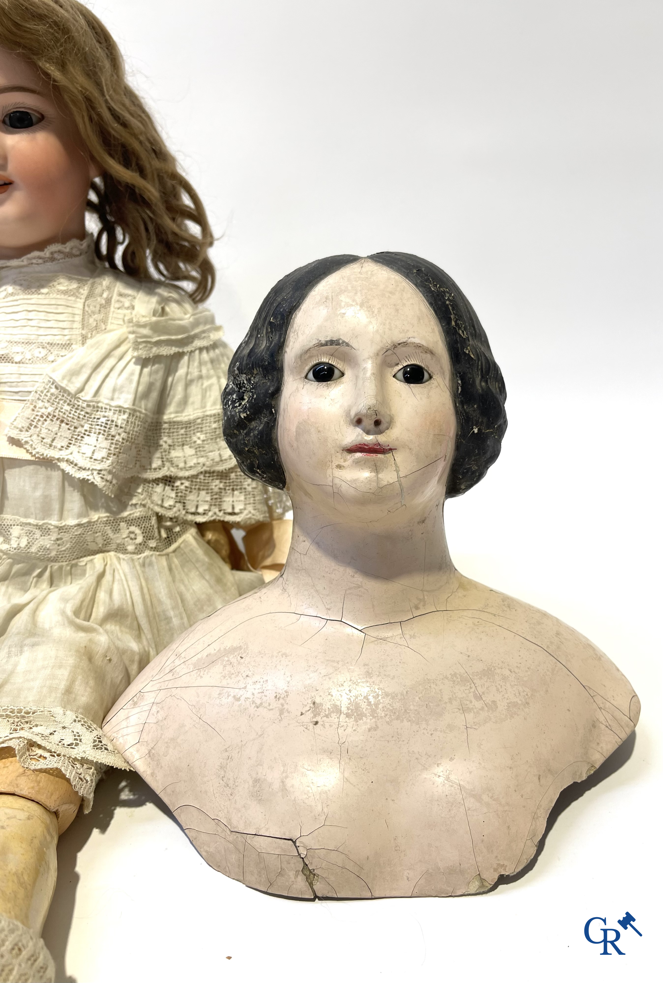 Jouets anciens, une poupée avec tête en porcelaine marquée Armand Marseille et un buste en papier mâché.