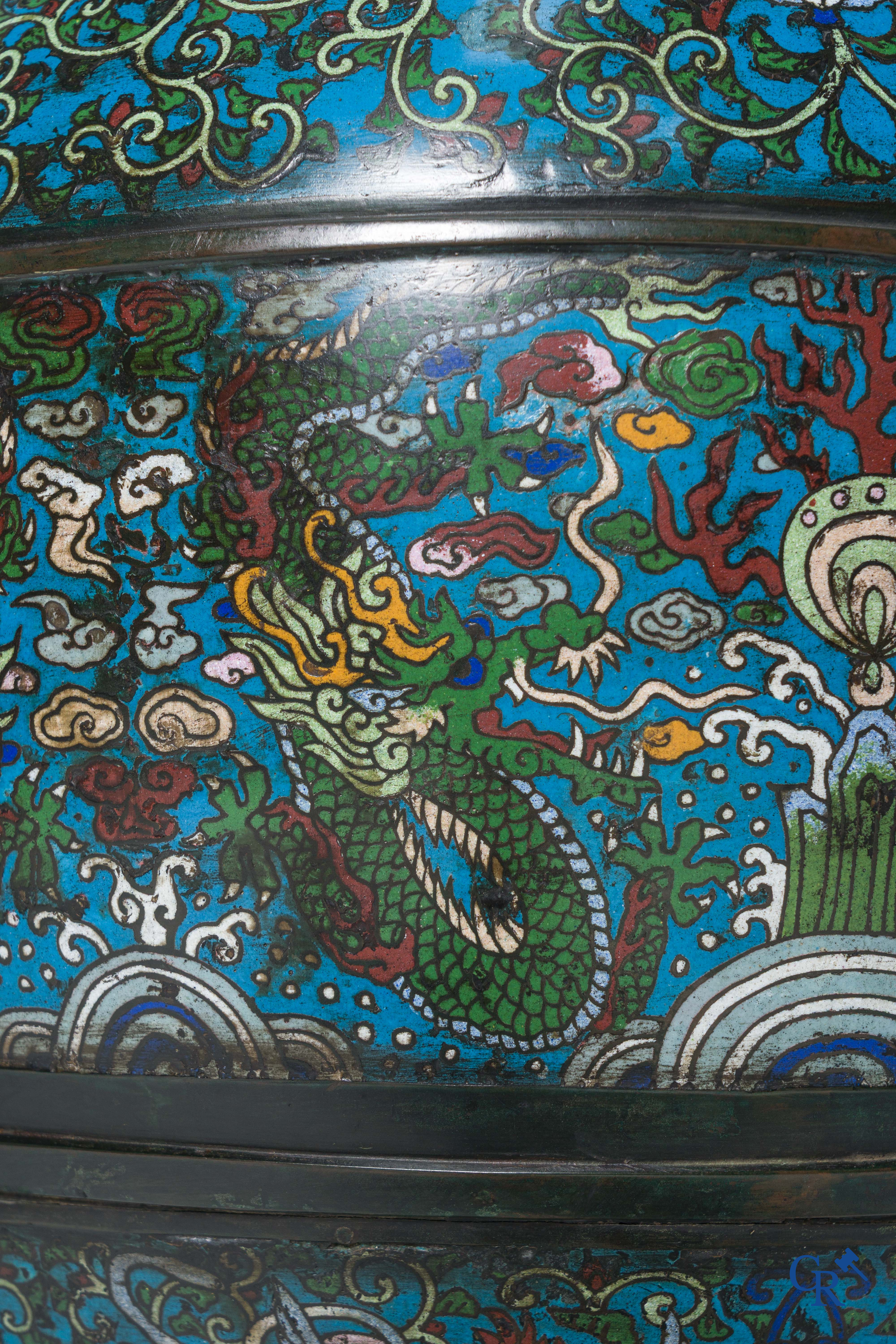 Aziatica, een imposant paar vazen in Champlevé met een decor van draken, lotusbloemen en feniksen, 19e eeuw.