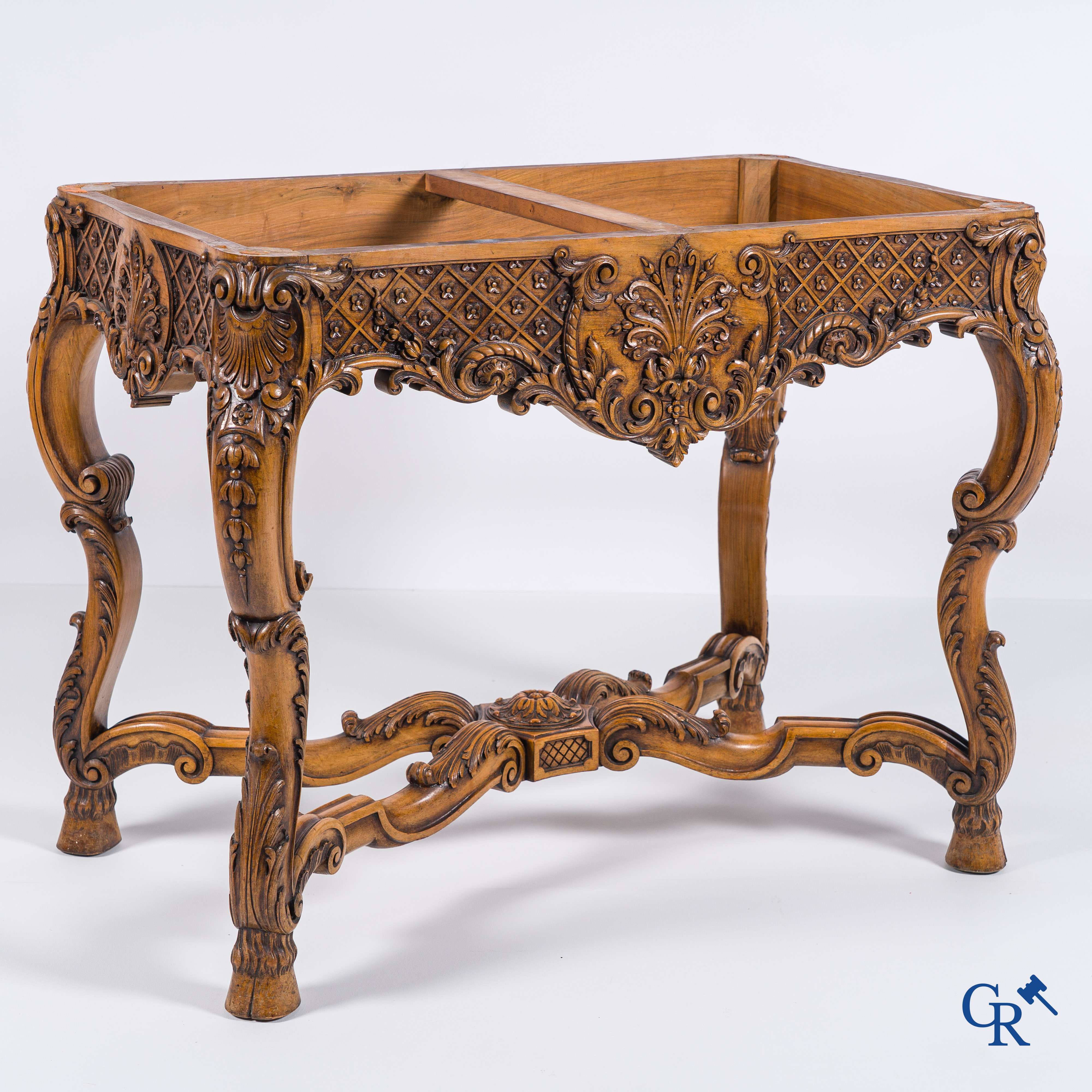 Une table console en bois richement sculptée avec un plateau en marbre. Vers 1930.