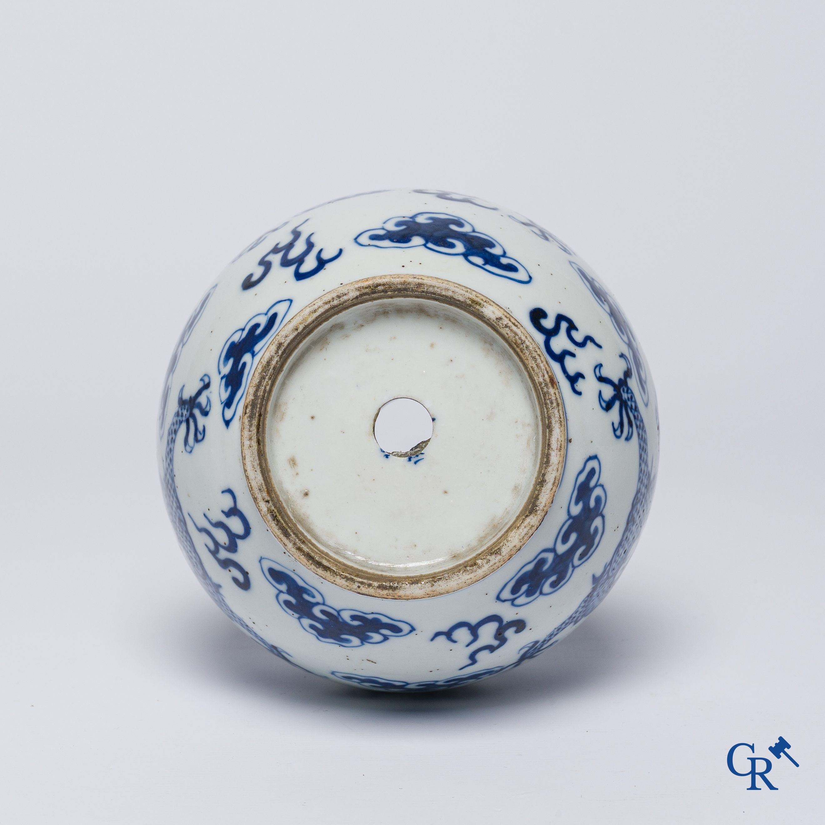 Aziatica, Chinees porselein. Een Chinese blauw-wit vaas met drakendecor. 18e-19e eeuw.