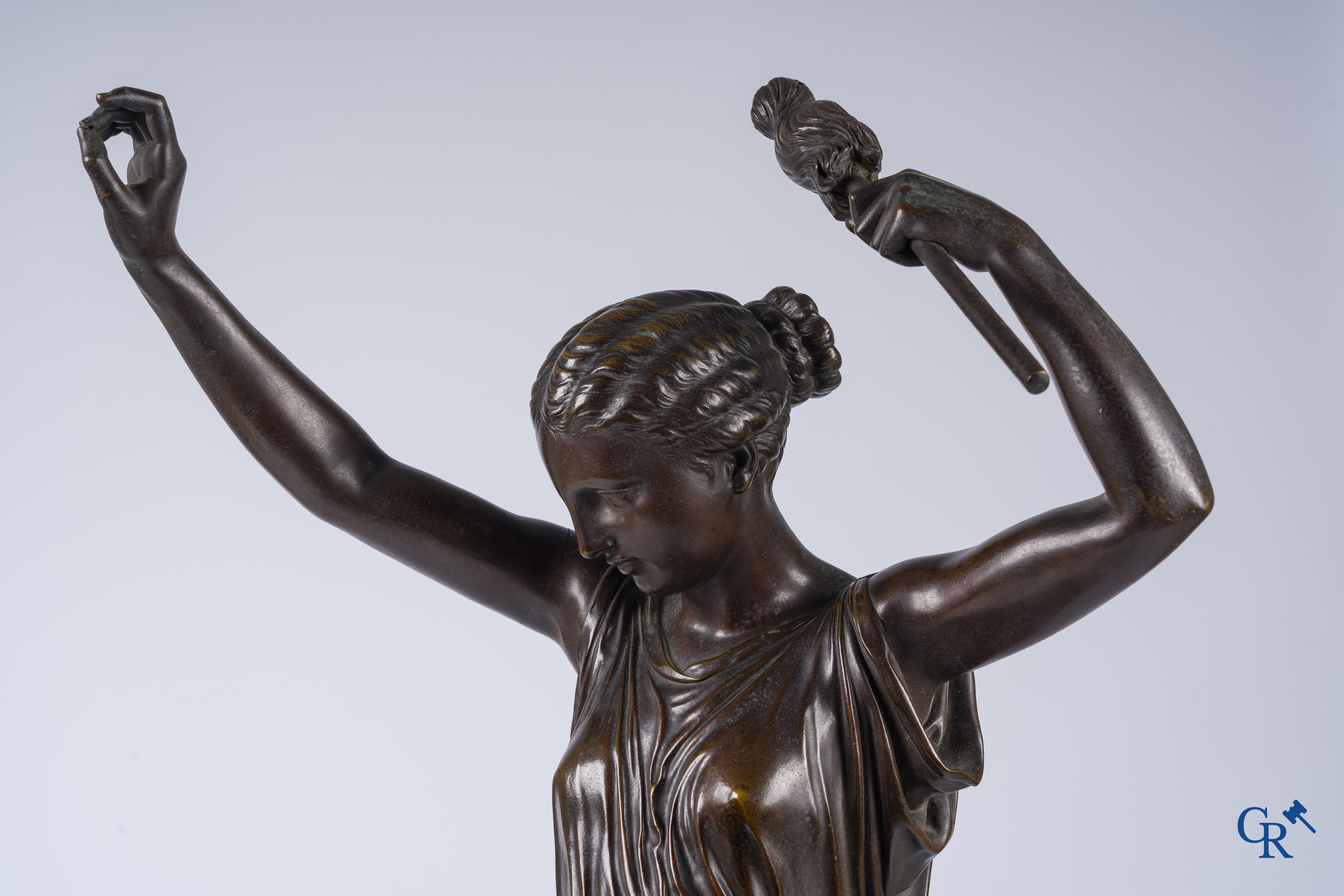 Louis Léon Cugnot (1835-1894) Une grande garniture de cheminée, 3 pièces en bronze "La Fileuse" Signé L. Cugnot.