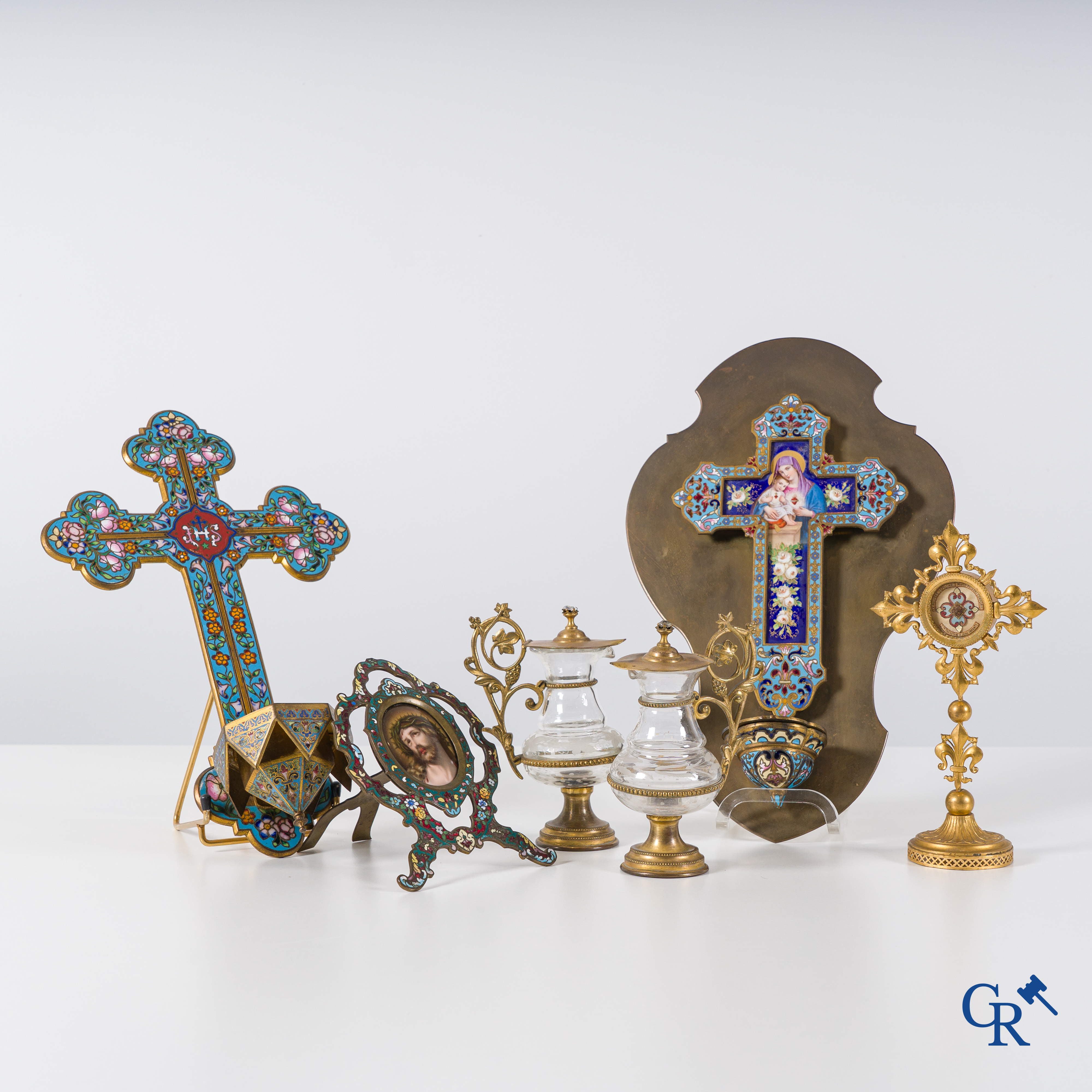 Objets religieux: Lot composé d'un reliquaire, de 2 bénitiers, d'un cadre et de creusets liturgiques.