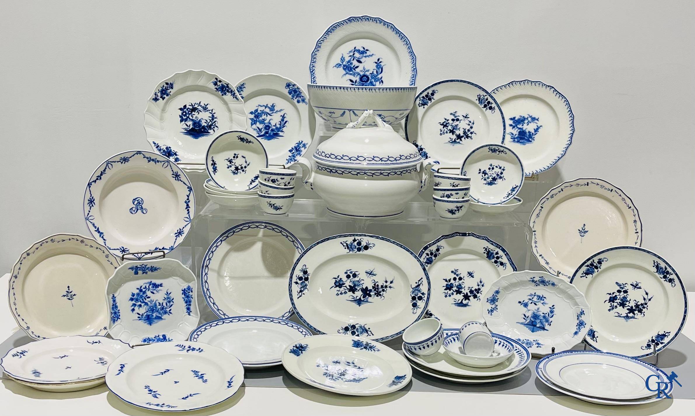 Europees porselein, Doornik. Een groot lot diverse stukken blauw wit porselein en faience. 18e - 19e eeuw.