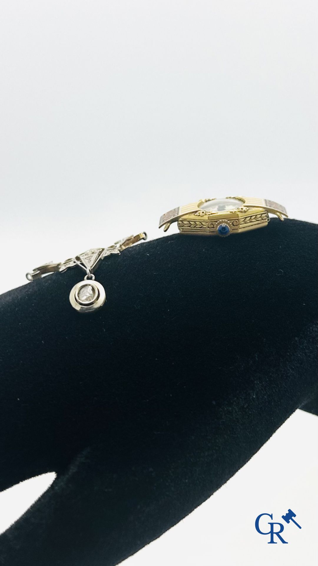 Jewellery: Lot consisting of a pendant in white gold 18K and an Art Deco ladies movement 18K.