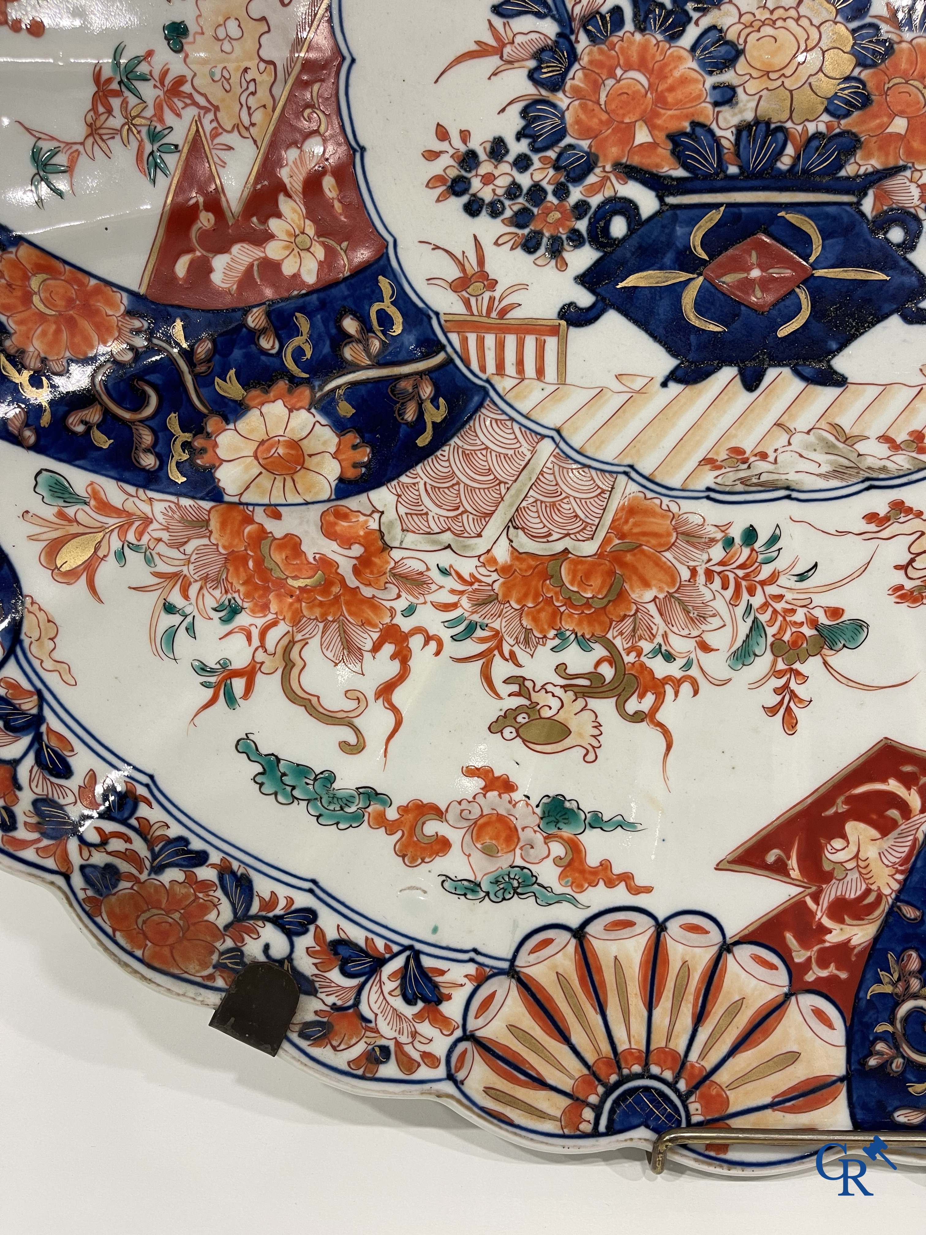 Art Asiatique: Un important plat en porcelaine imari. 19ème siècle.