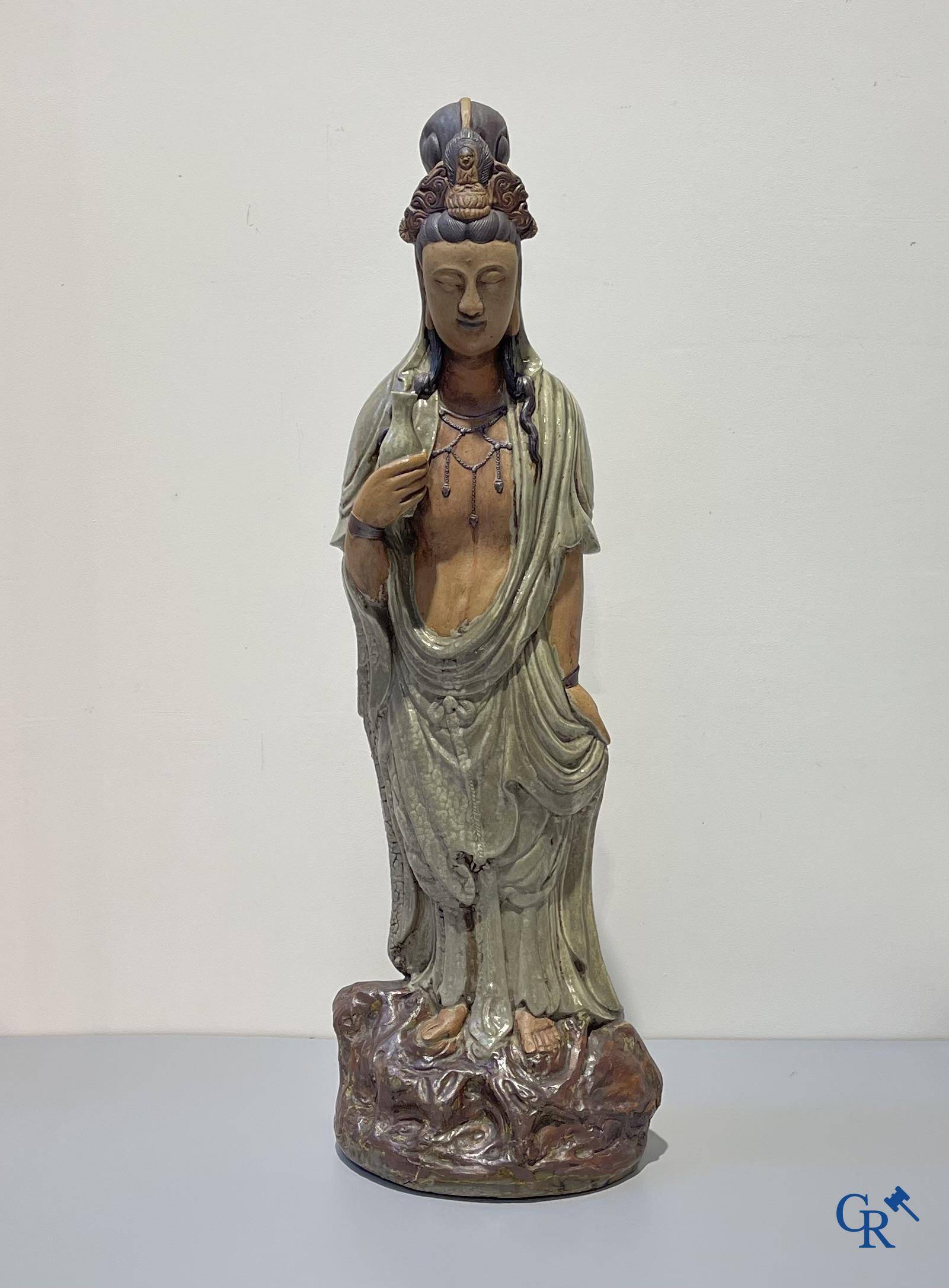 Aziatica, een imposante Shiwan aardewerk figuur van Guanyin.