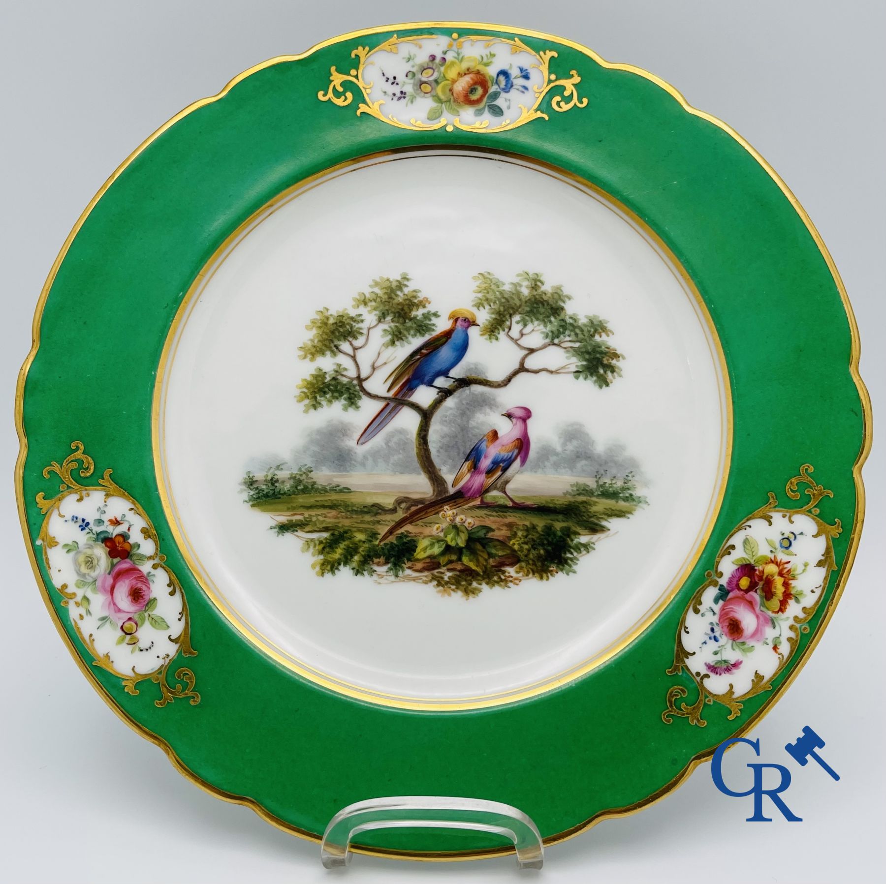 3 assiettes en porcelaine de Paris dans le style de Sèvres. XIXème siècle.