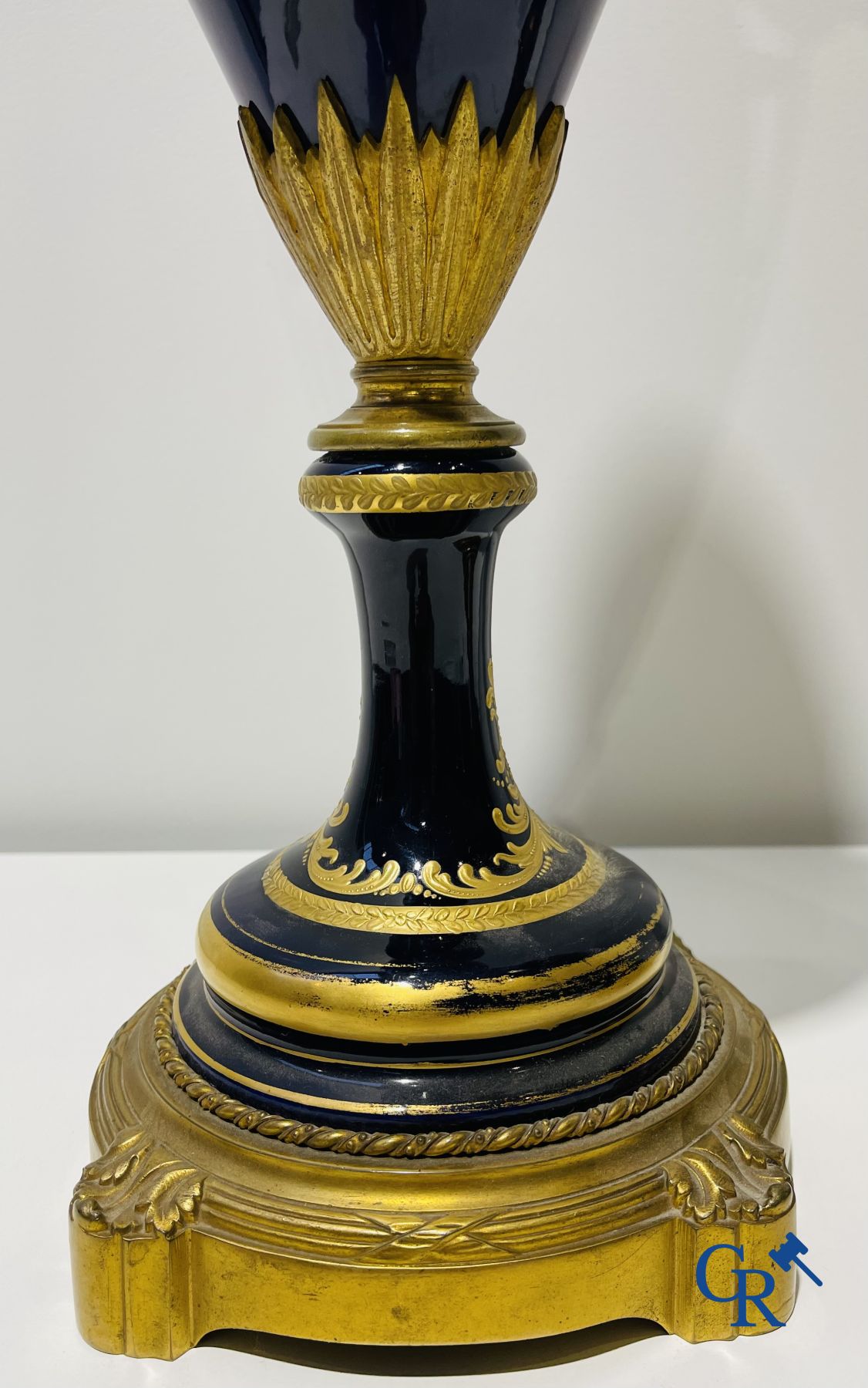 Sèvres : Poitevin. Paire de grands vases en faïence et montures en bronze avec des scènes romantiques. Style LXVI. XIXe-XXe siècle.