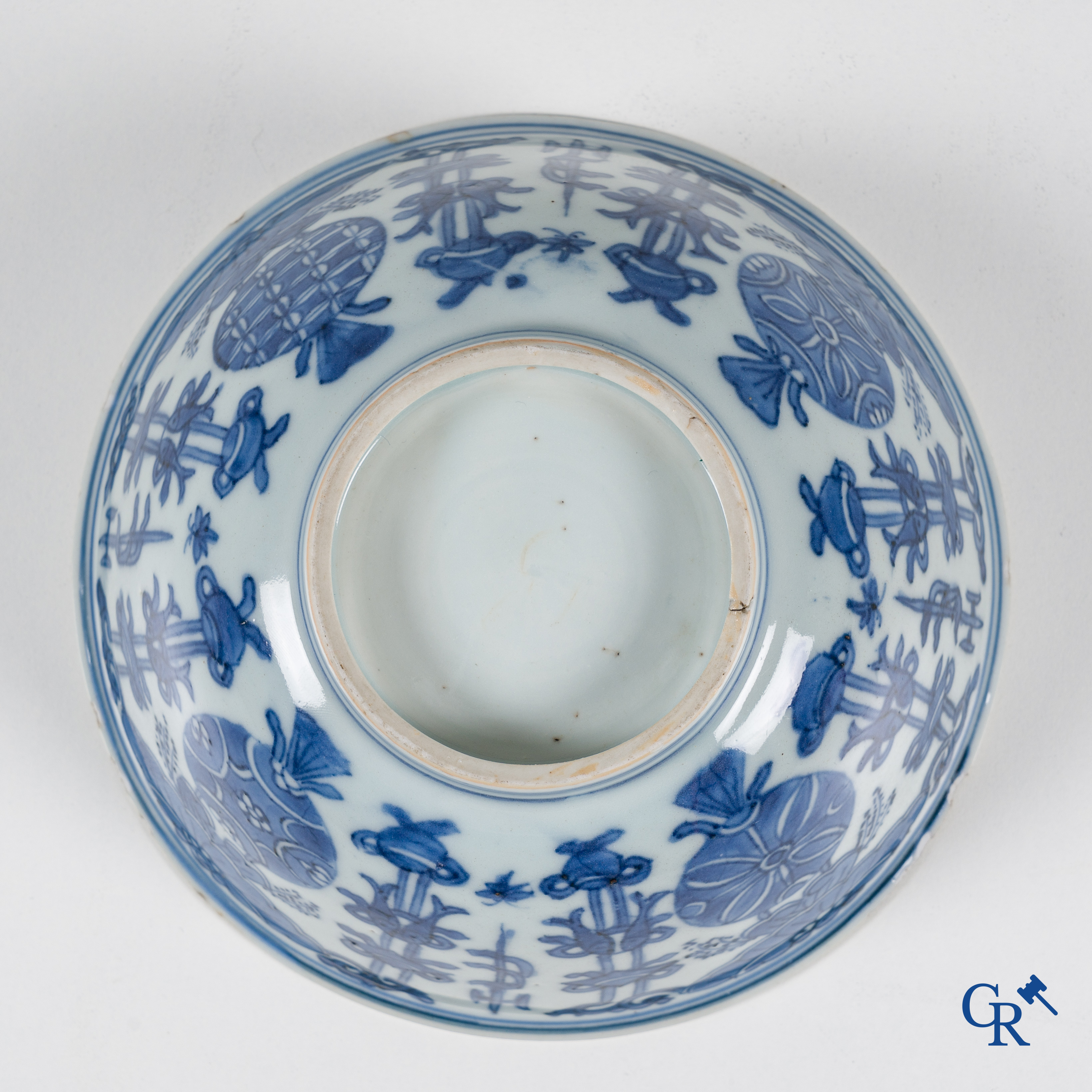 Asian Art: Chinese porcelain, 5 pieces of blue and white porcelain. 18th century.