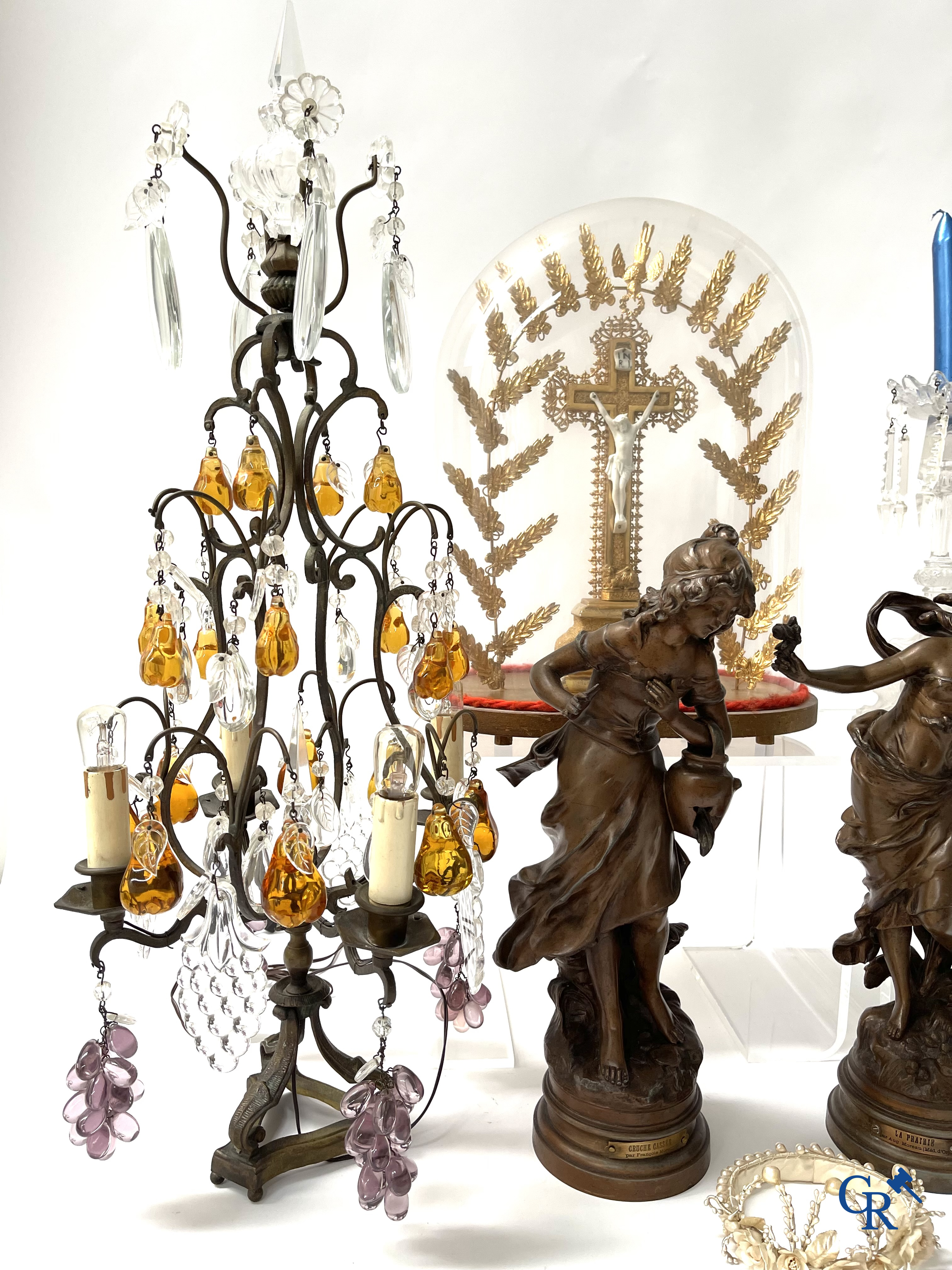 Un grand lot de brocante, y compris Royal Dux, statues en biscuit, porcelaine, globes, statues en régule, lampe de table, lustre, etc.