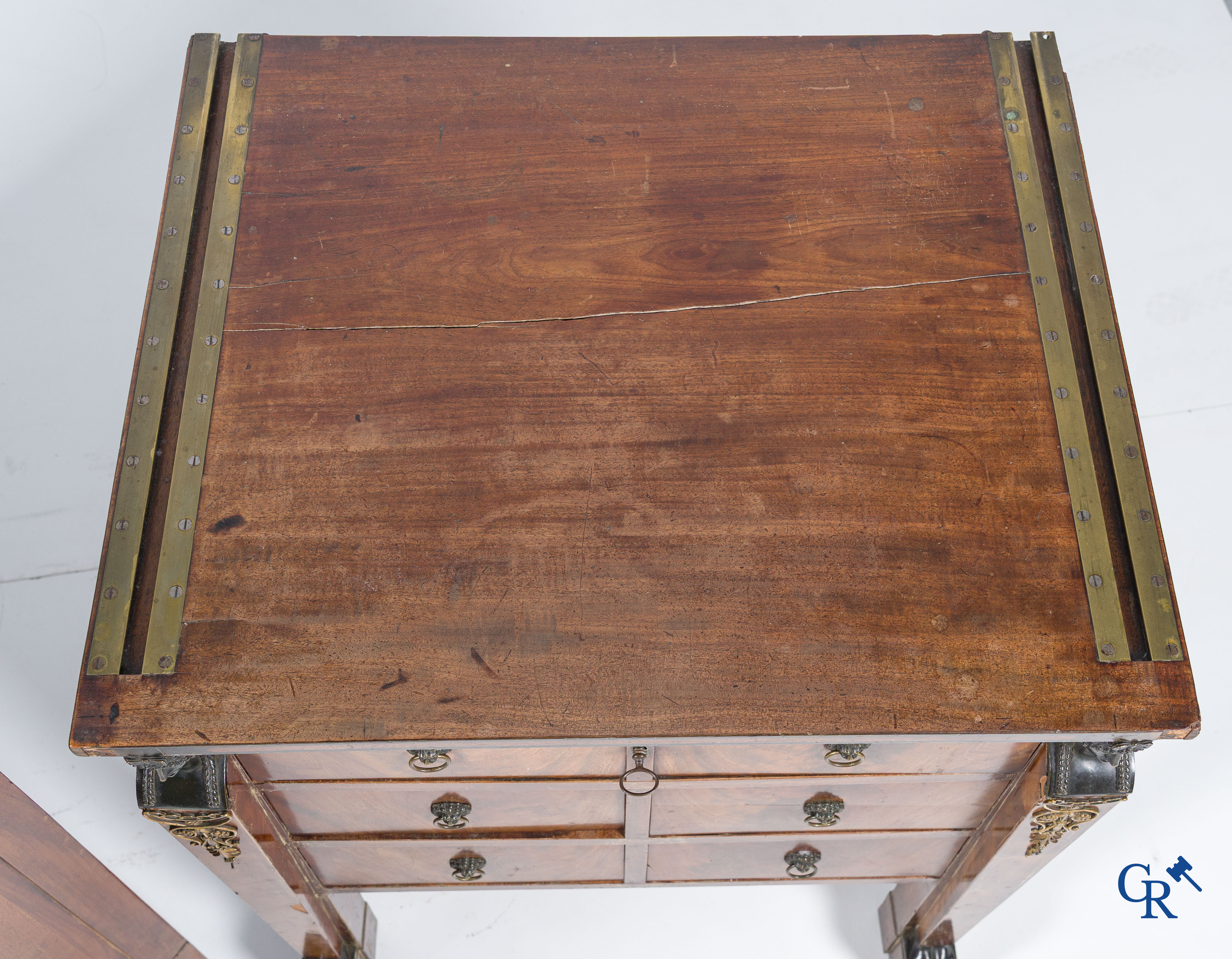 Chapuis, een mahonie houten herenkaptafel en dames toilettafel met geciseleerde bronzen. Empire, circa 1810.