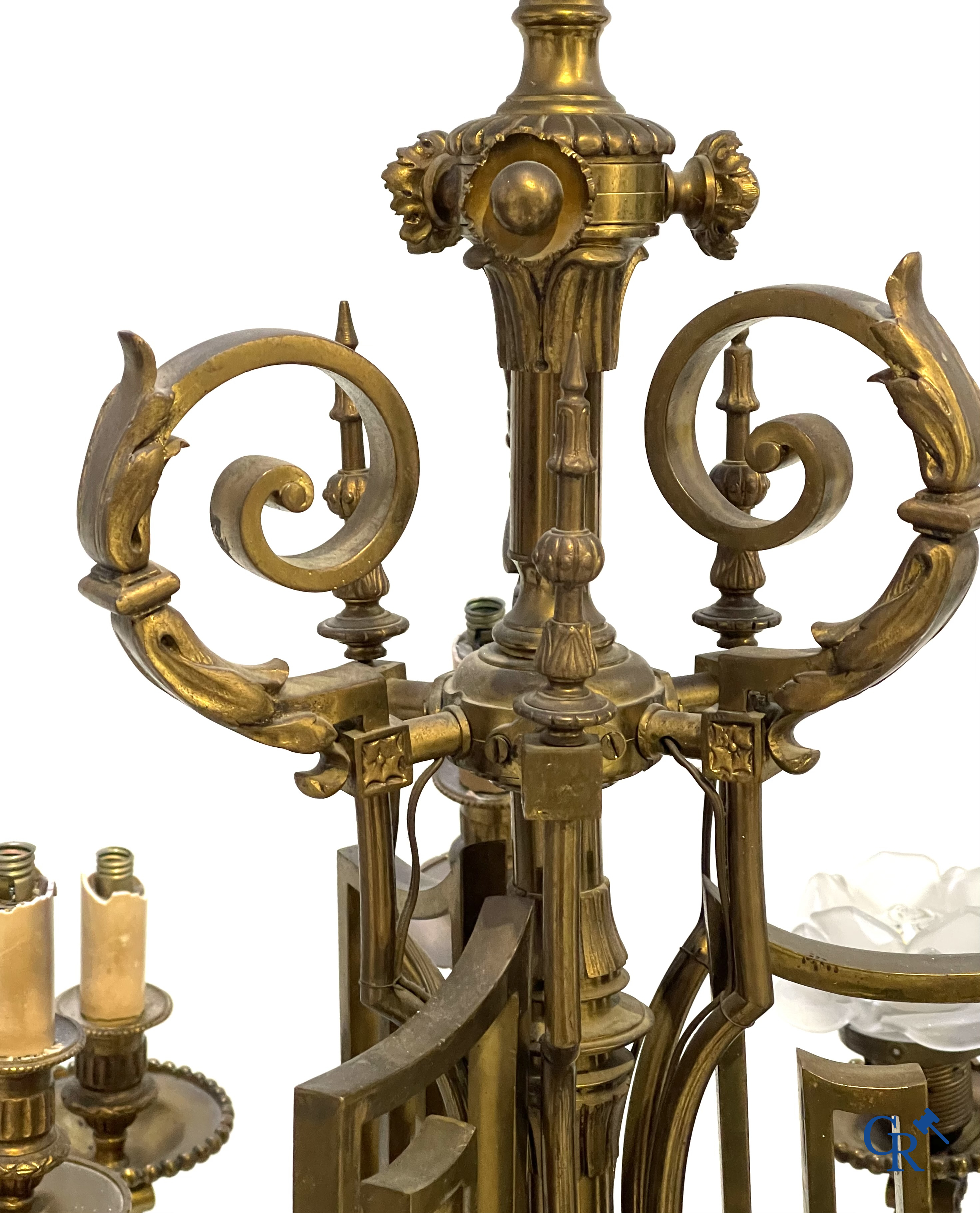 A lot of an imposing chandelier with 12 light points, a lamp belge with bronze frame and a fireplace piece.
