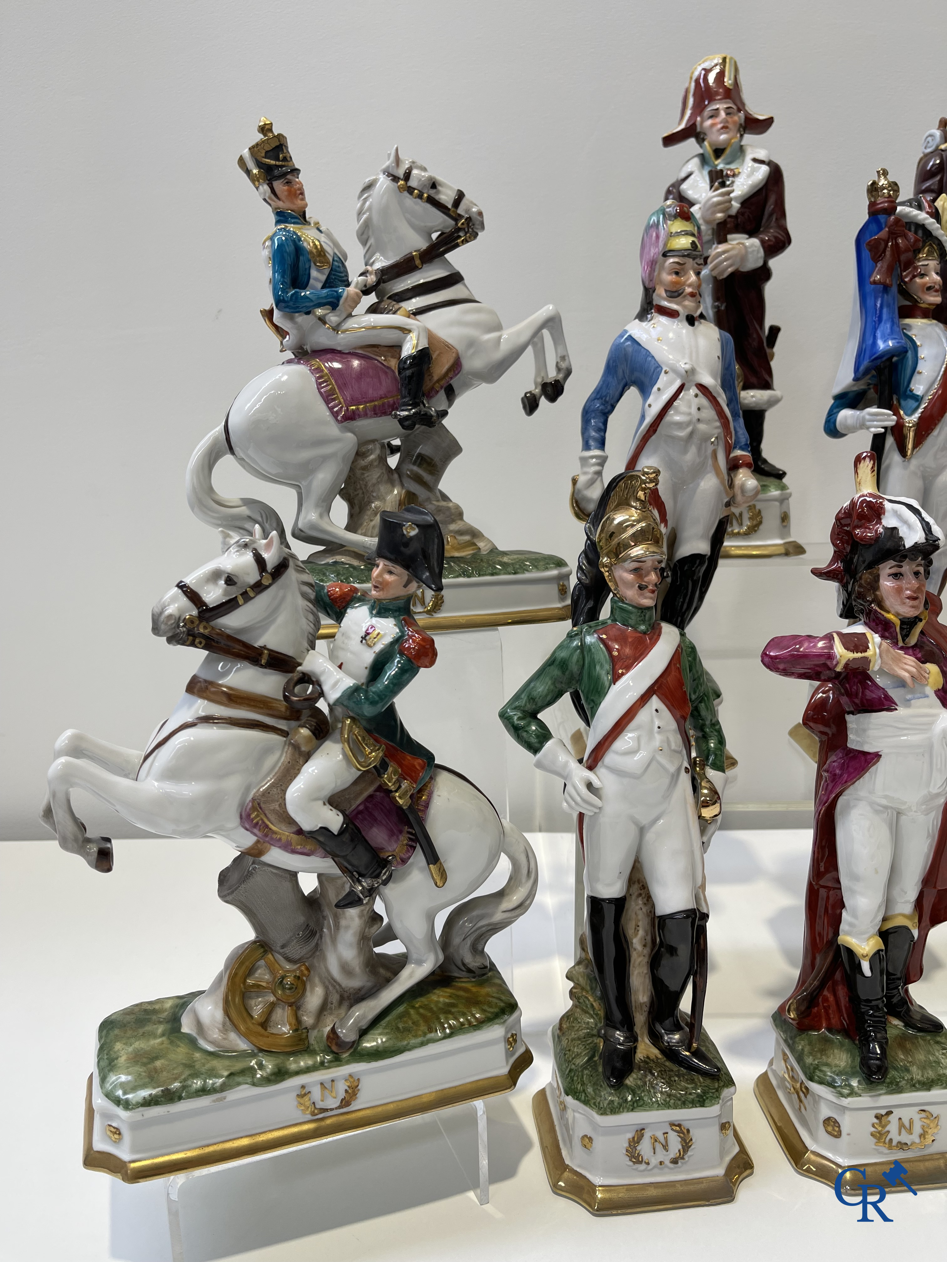 Porcelaine de Saxe: 18 grands personnages en porcelaine de Saxe avec des représentations de l'époque napoléonienne.