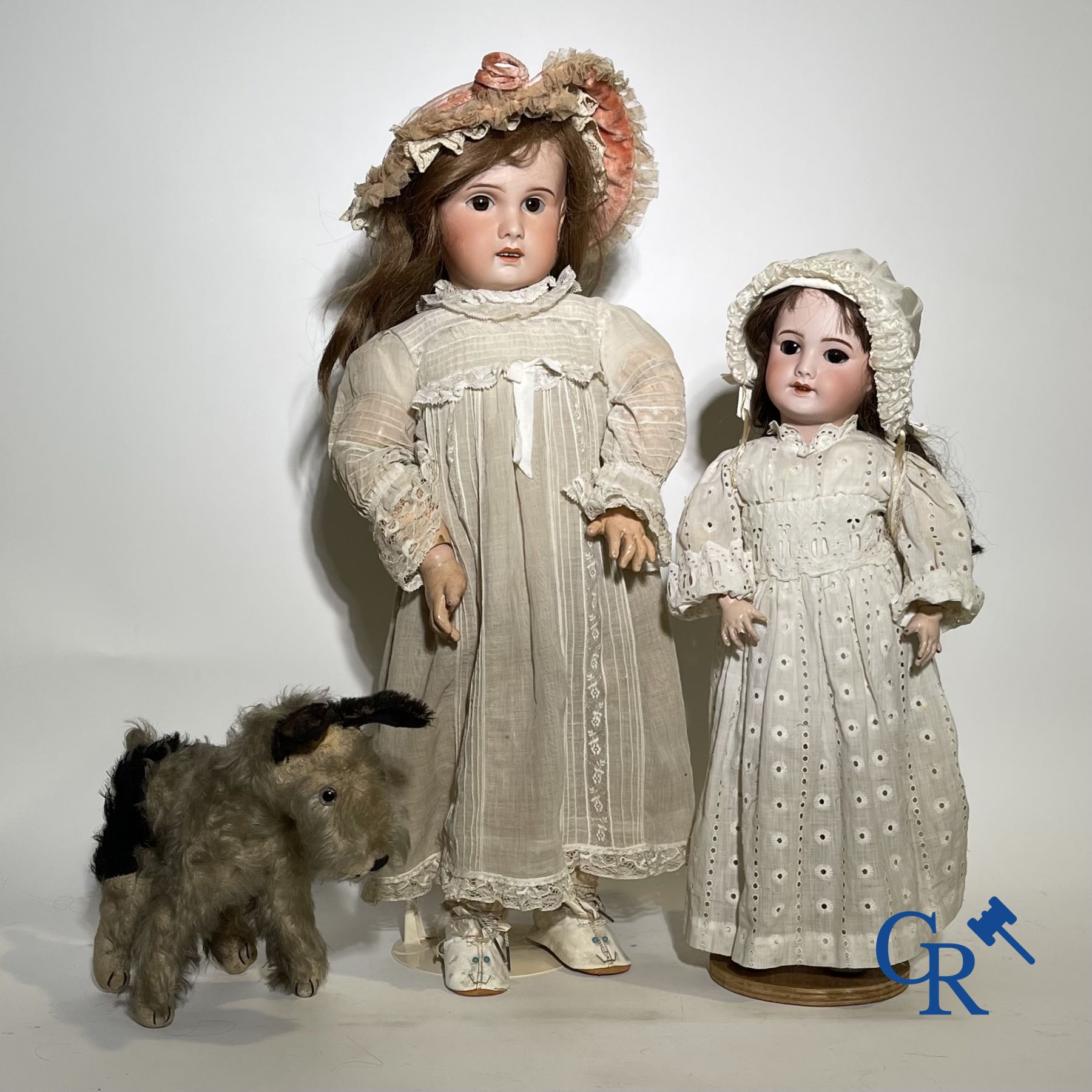 Jouets: poupées anciennes: 2 poupées tête porcelaine et un chien en peluche.<br />
