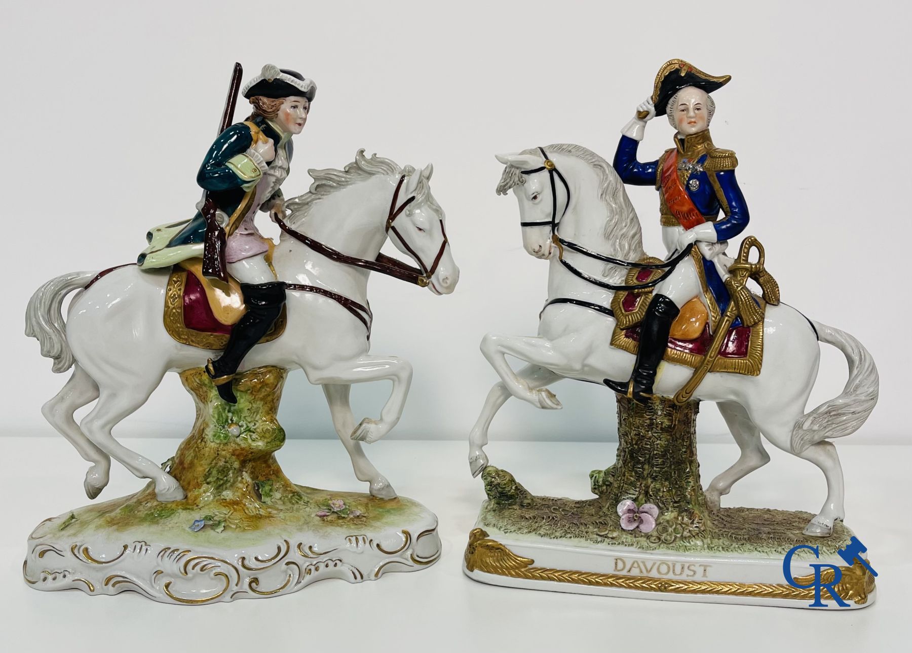 Porcelaine de Saxe: Un lot avec divers pièces de porcelaine de Saxe.