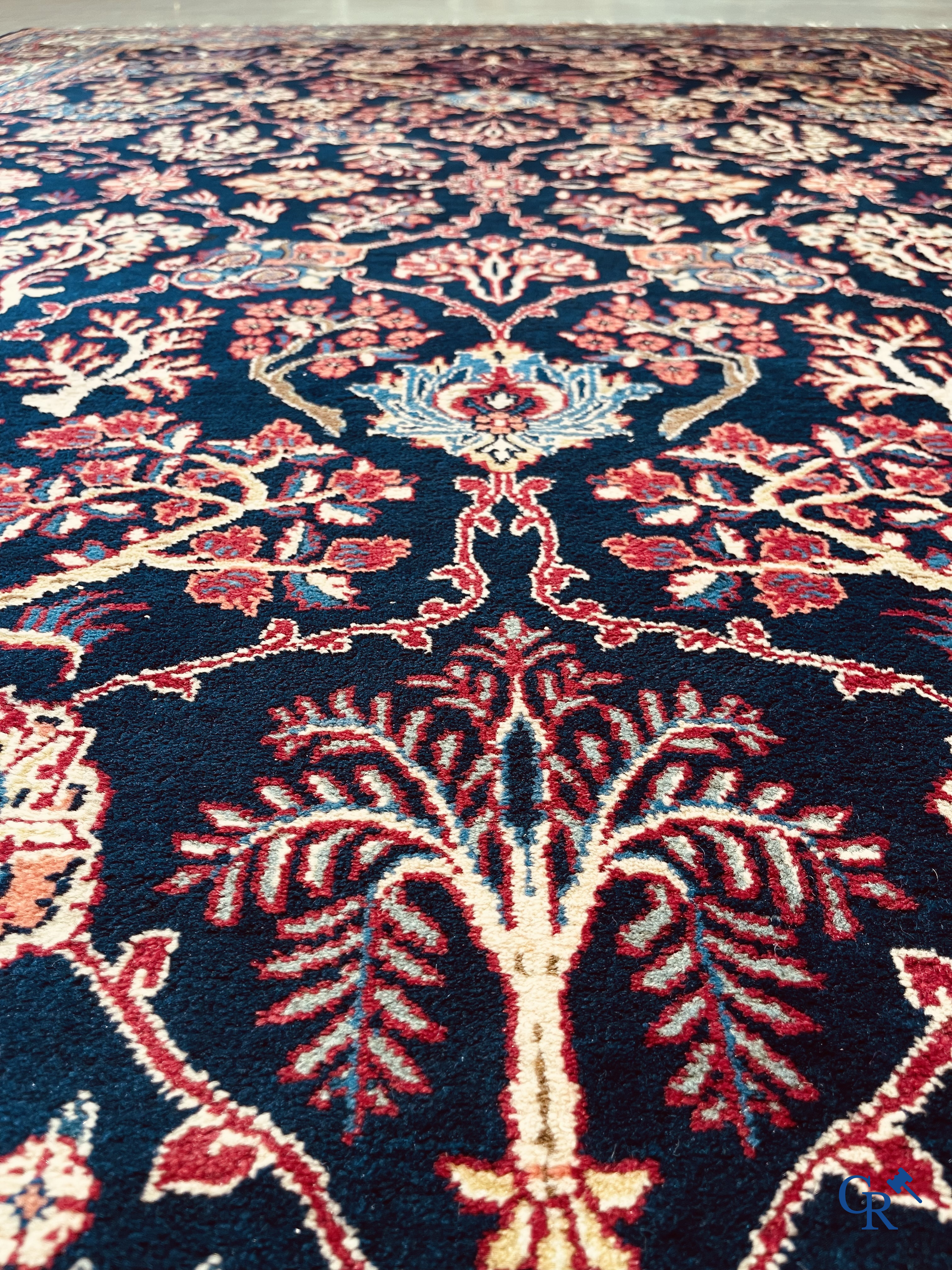 Tapis d'Orient. Iran. Grand tapis persan noué à la main avec un décor floral.