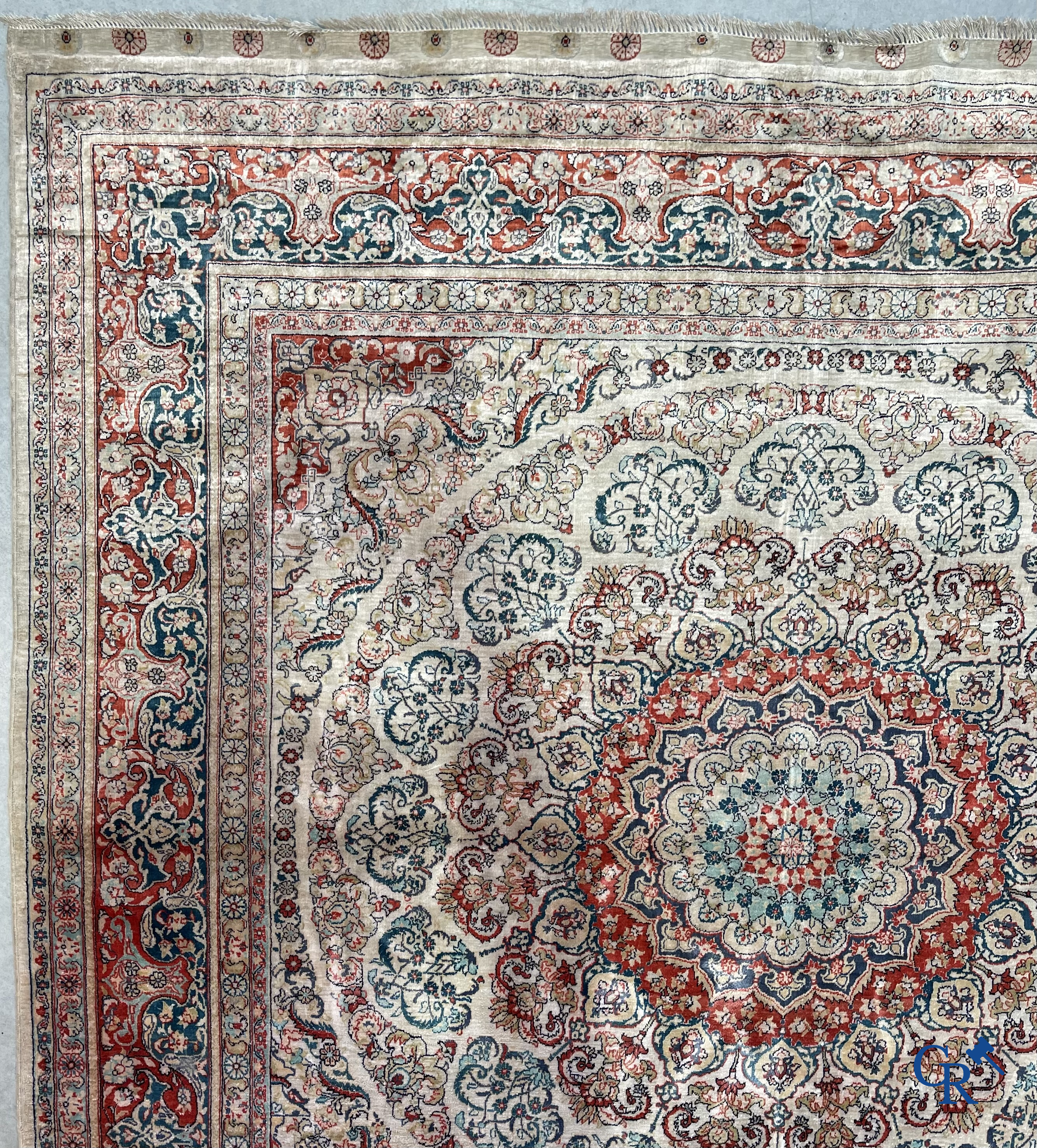 Tapis d'Orient: Hereke, un tapis d'orient en soie finement noué au décor floral.