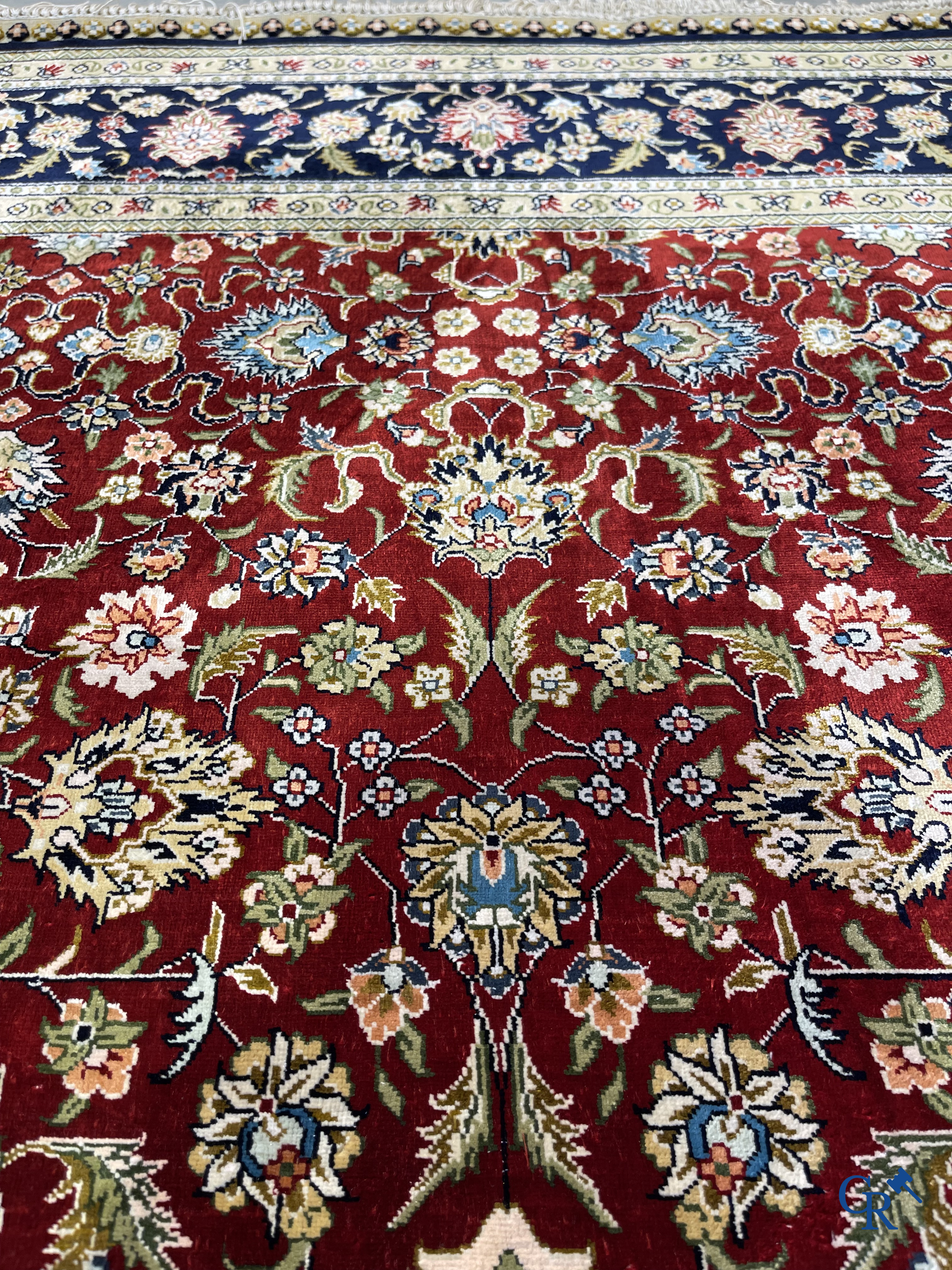 Tapis d'Orient: Iran, un tapis persan en soie noué à la main avec un décor floral.