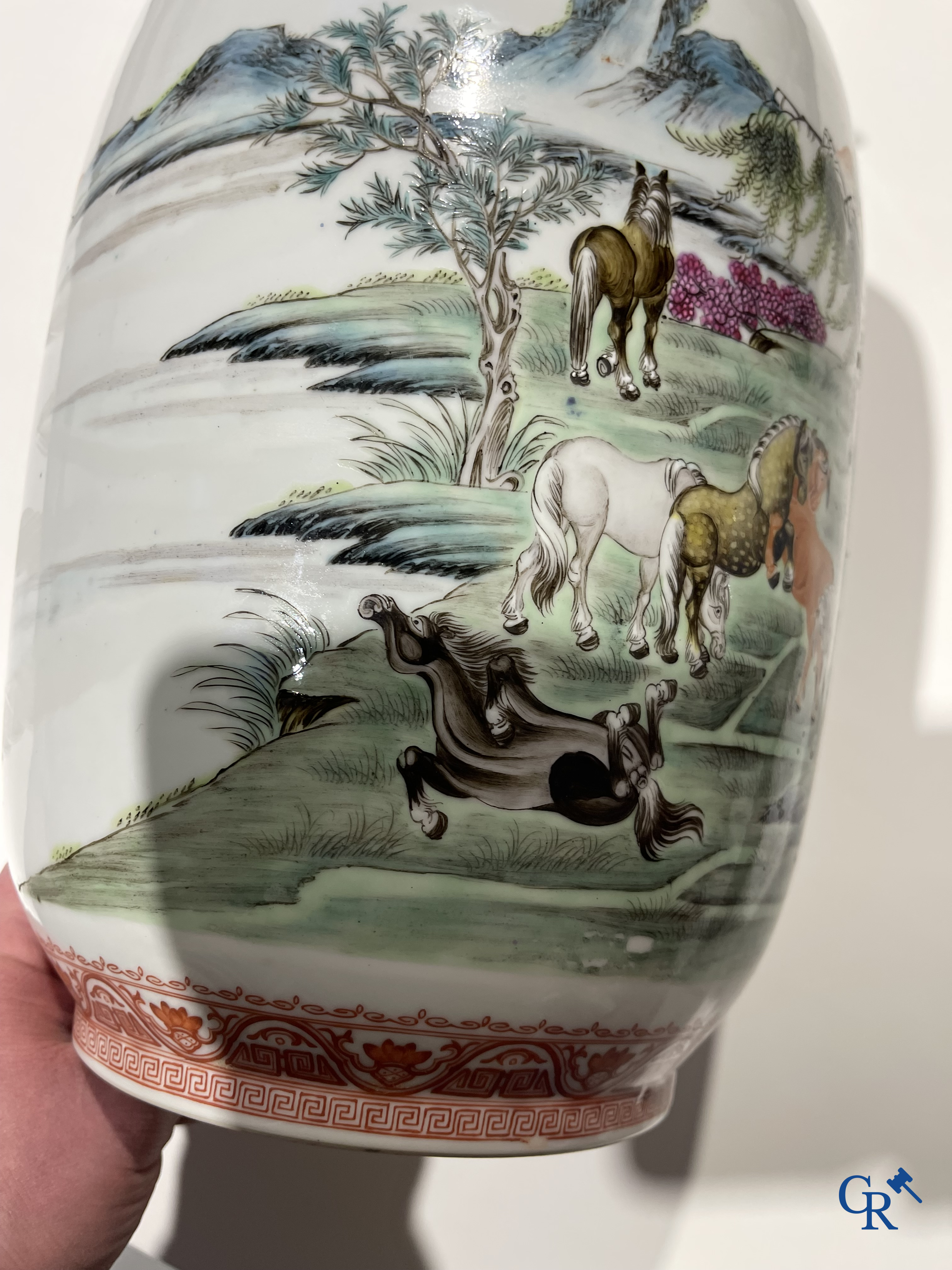 Art Asiatique, porcelaine chinoise. Une paire de vases chinois avec un décor de chevaux et de personnages.