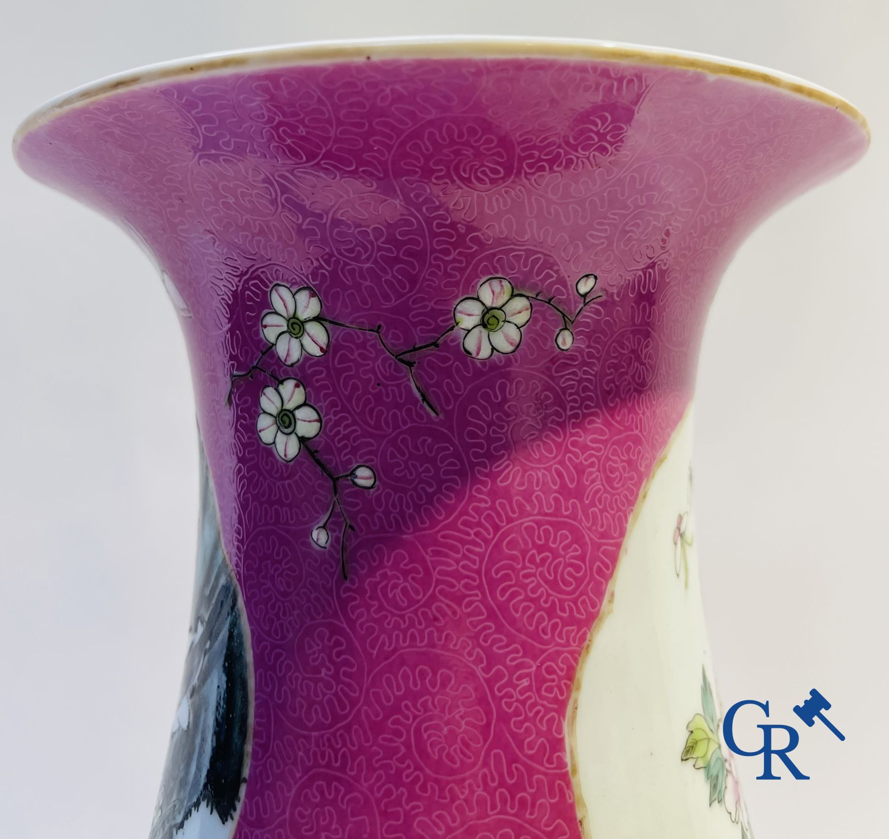 Porcelaine chinoise: Un vase chinois famille rose décoré sur un fond rouge rubis en technique sgraffito.