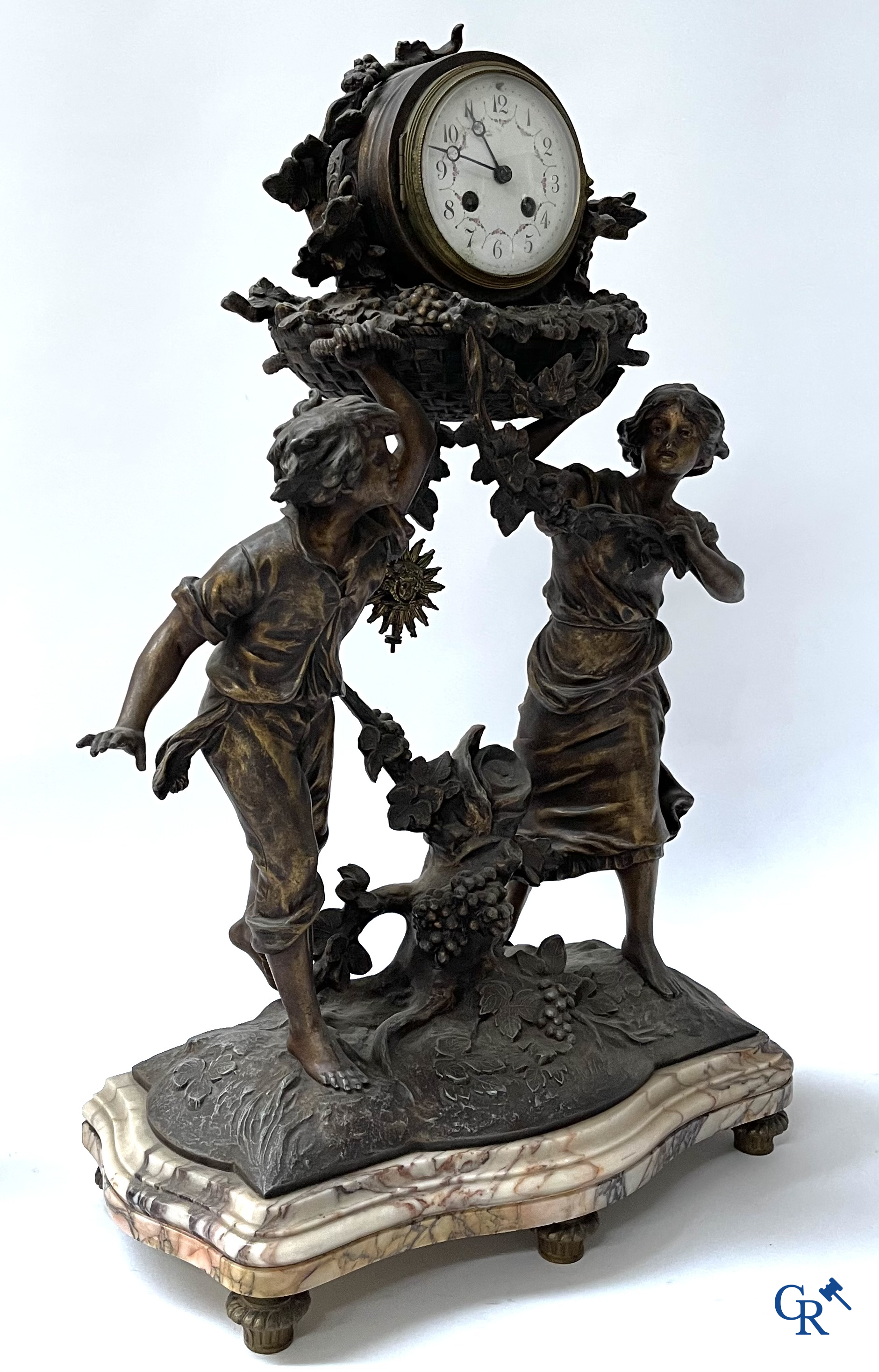 Louis & François Moreau (d'àprès). Grande garniture de cheminée 3 pièces en régule et marbre. Vers 1910.