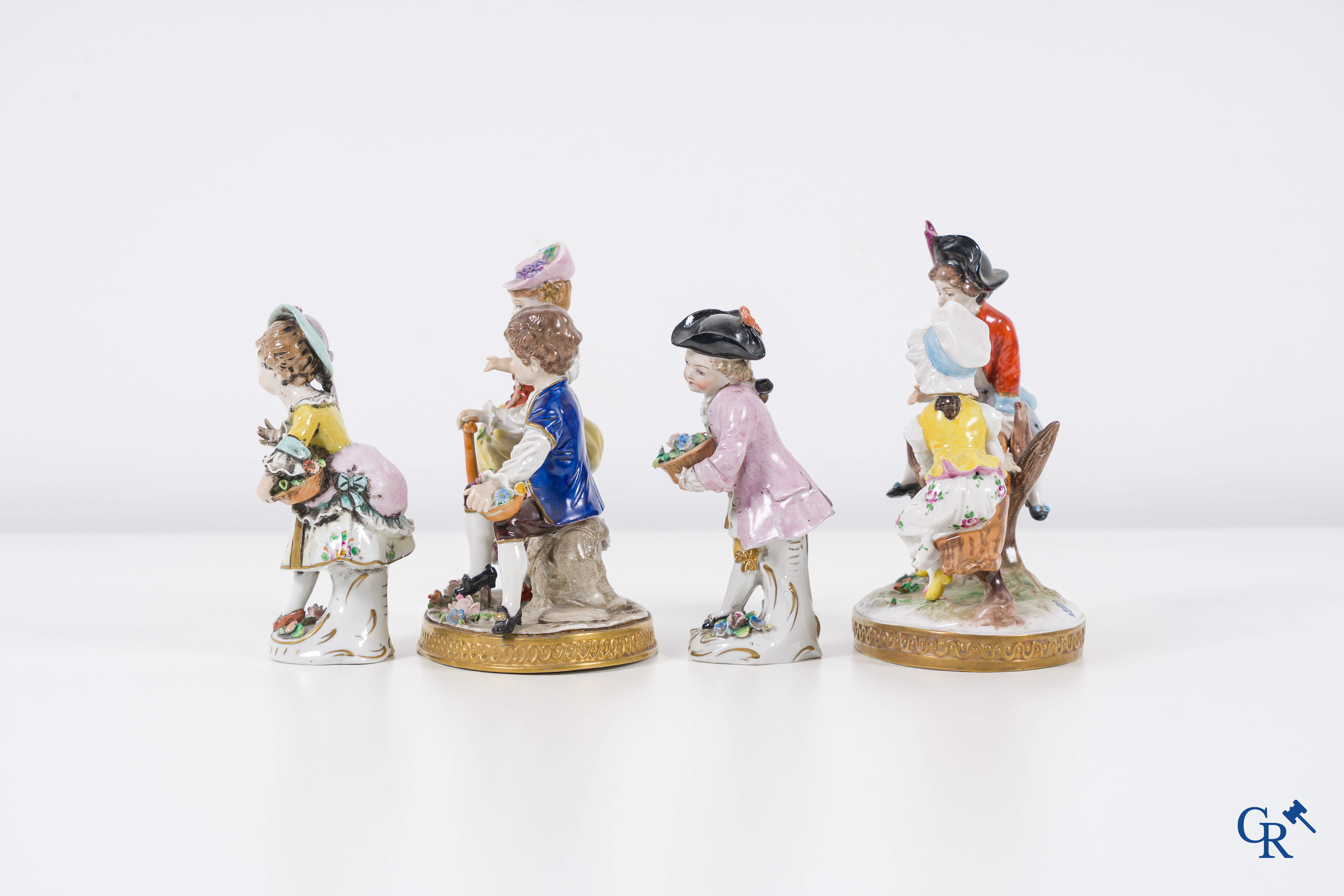 Porcelaine européenne: Volkstedt Rudolstadt et Sitzendorf. 4 groupes en porcelaine polychrome.