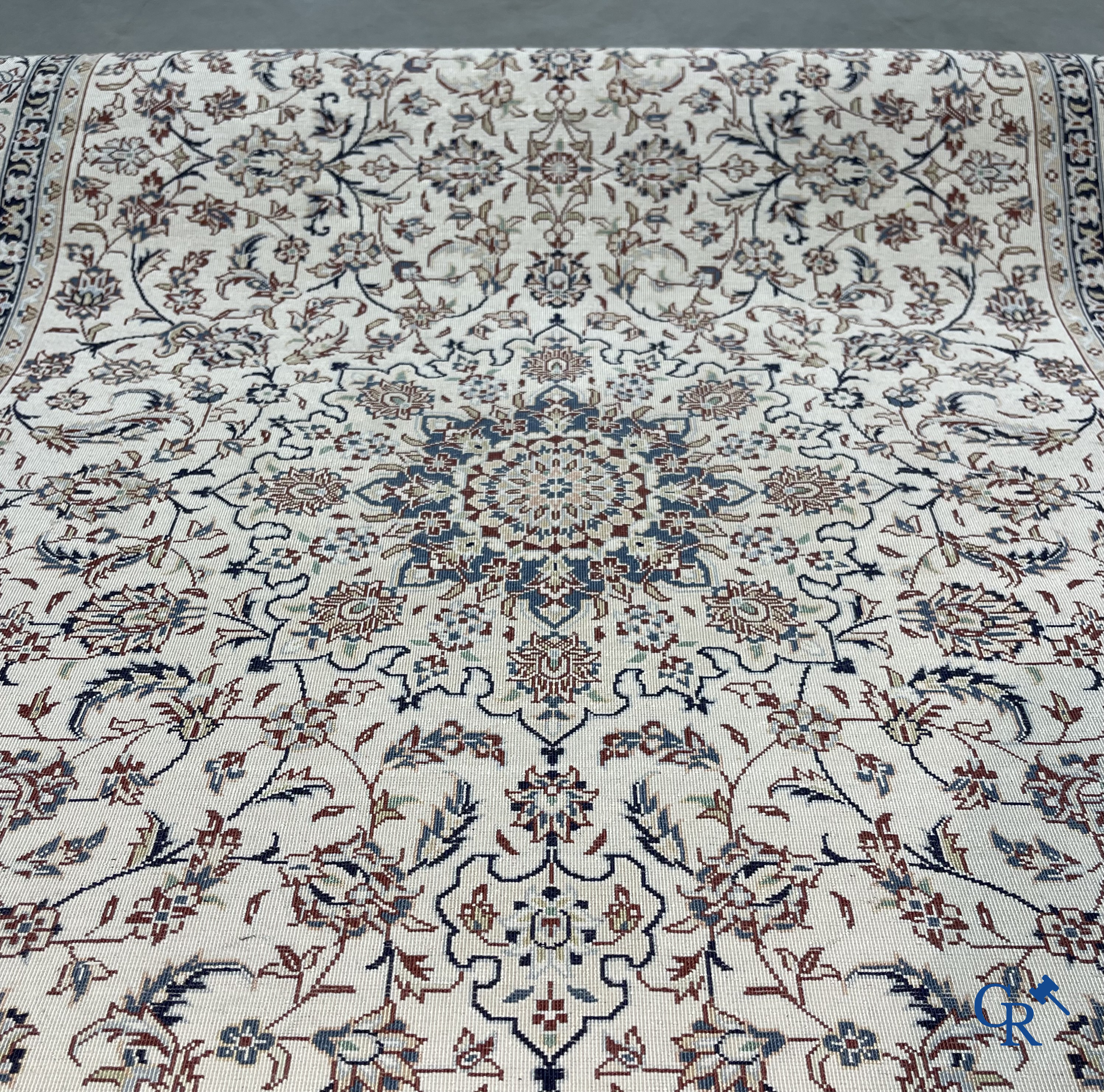 Tapis d'Orient: Nain, un exceptionnel tapis en soie.