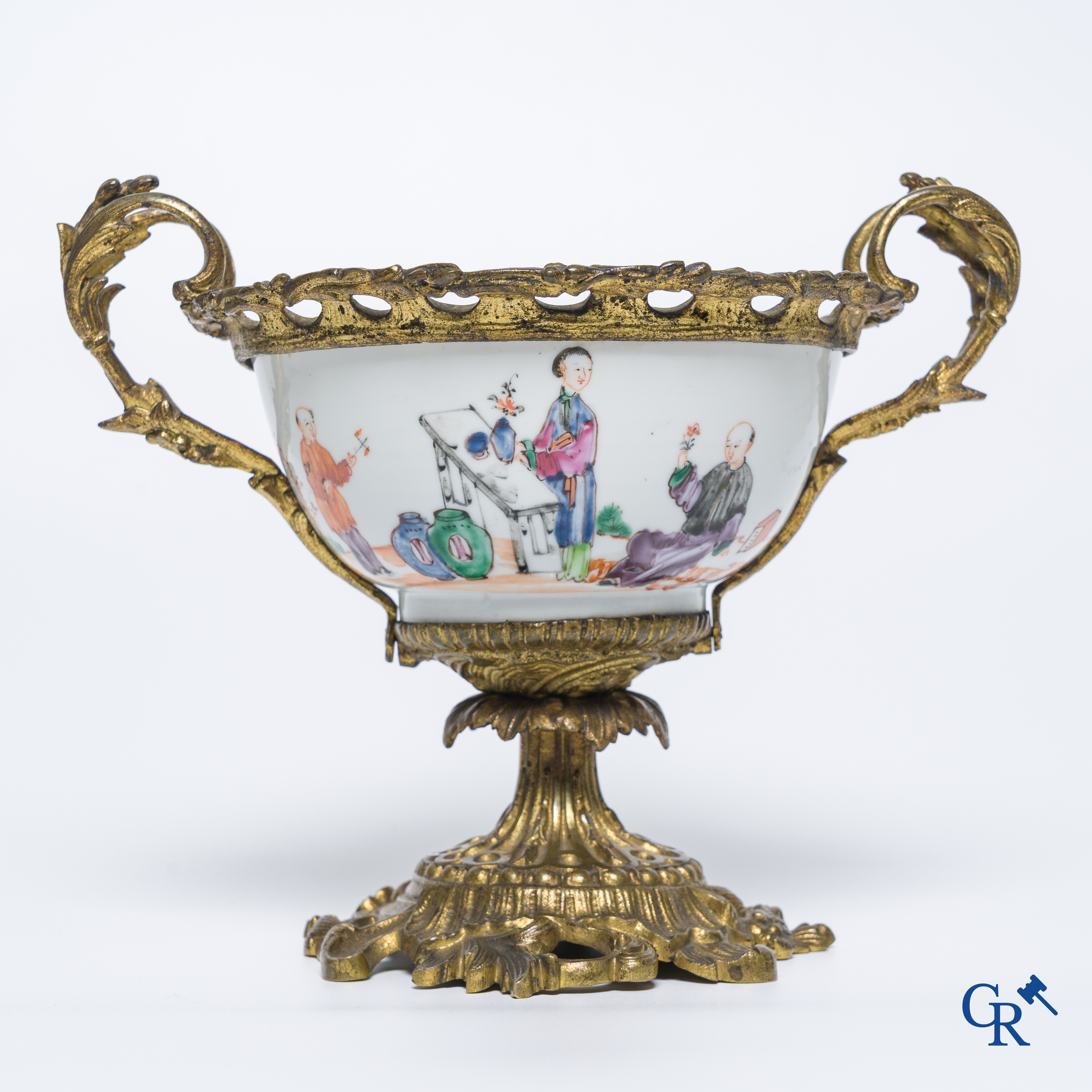 Porcelaine chinoise : Un bol en porcelaine de Chine d'exportation 18ème monté dans une monture en bronze doré.