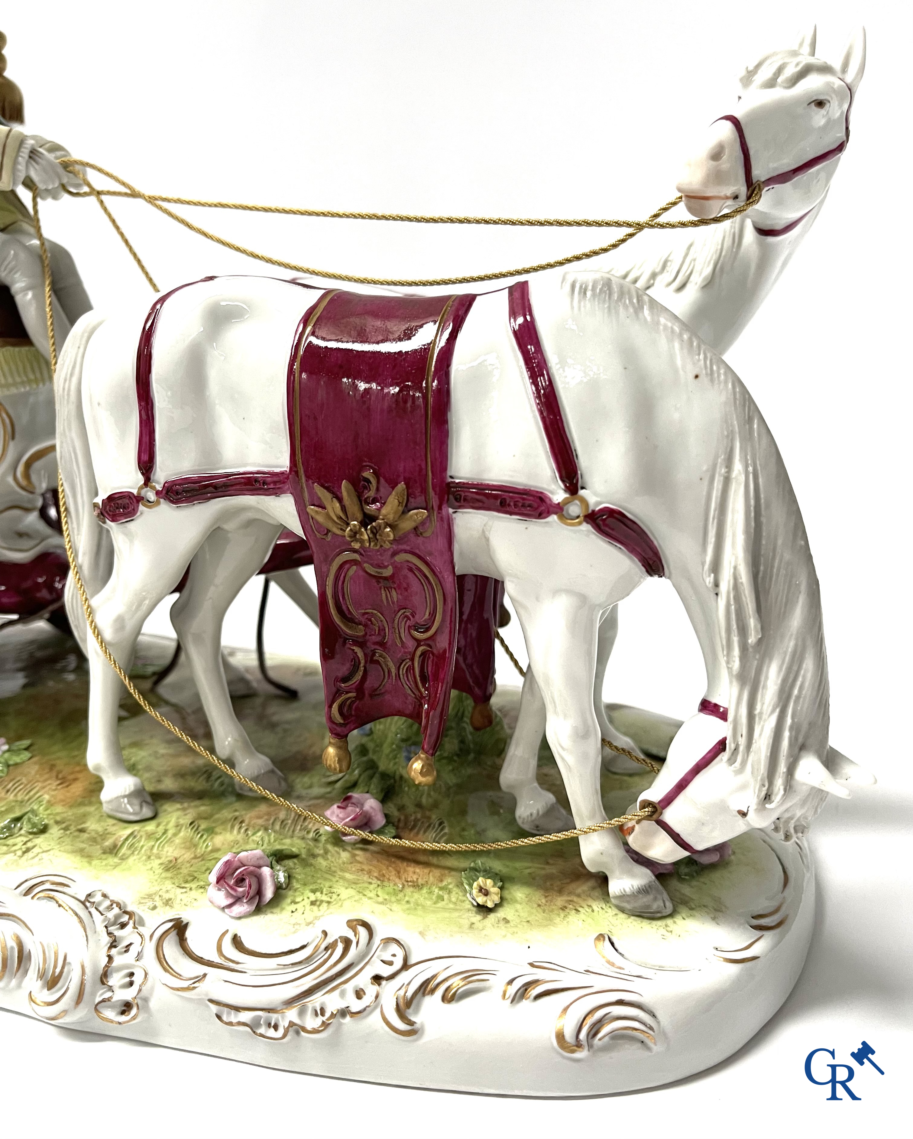 Porcelaine européenne. Une grande calèche à chevaux en porcelaine de Saxe. Marqué.
