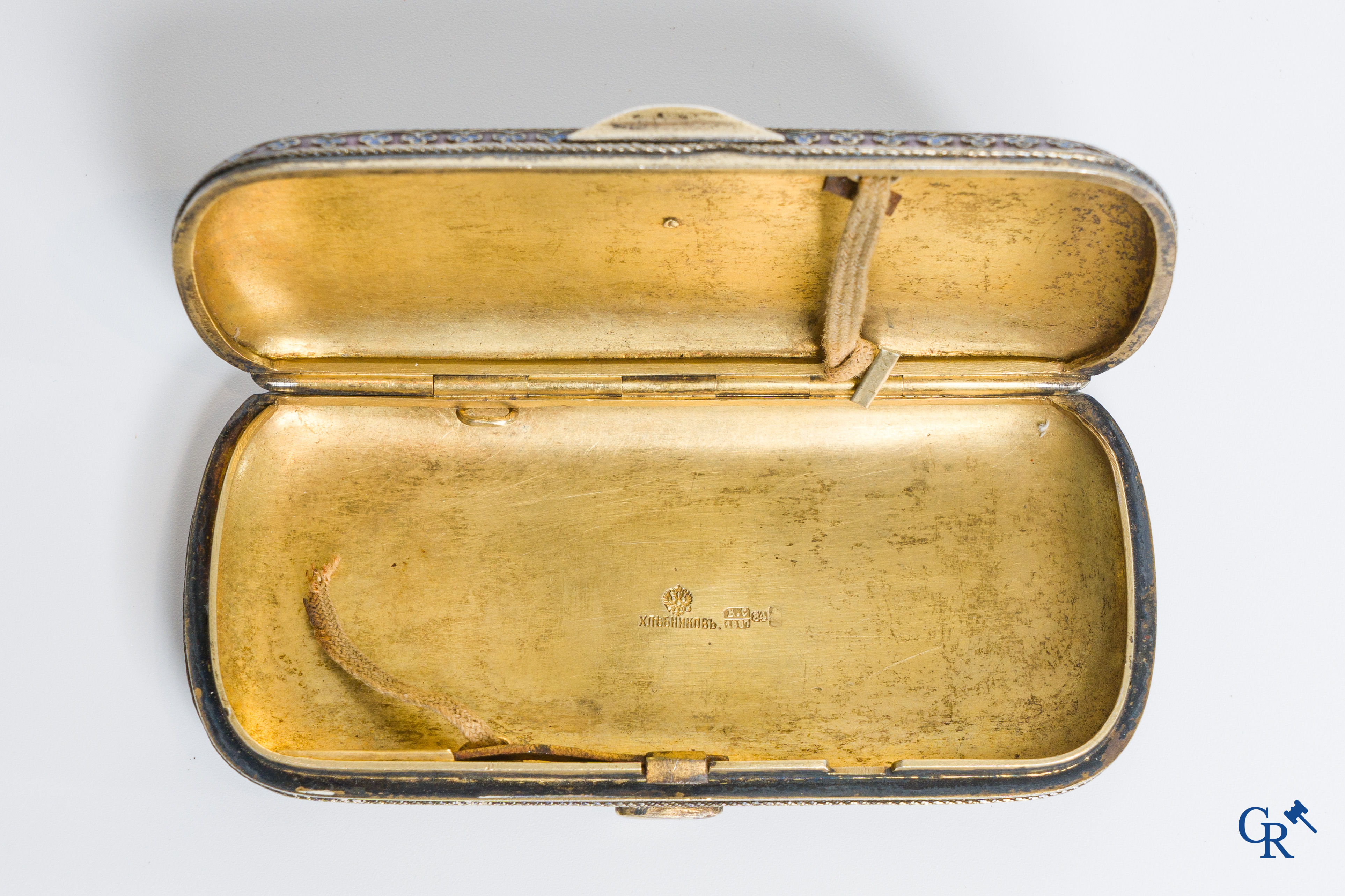 Argent russe: Porte-cigarette en argent et émail, intérieur en vermeil. <br />
Pavel Ovchhinnikov, Moscou vers 1887.