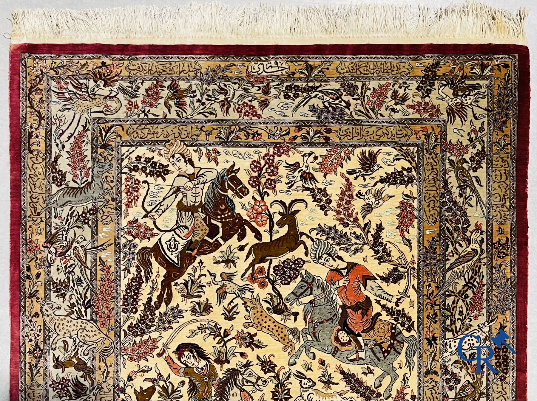 Tapis: Iran, Ghoum. Tapis persan signé en soie avec un décor de chasse.