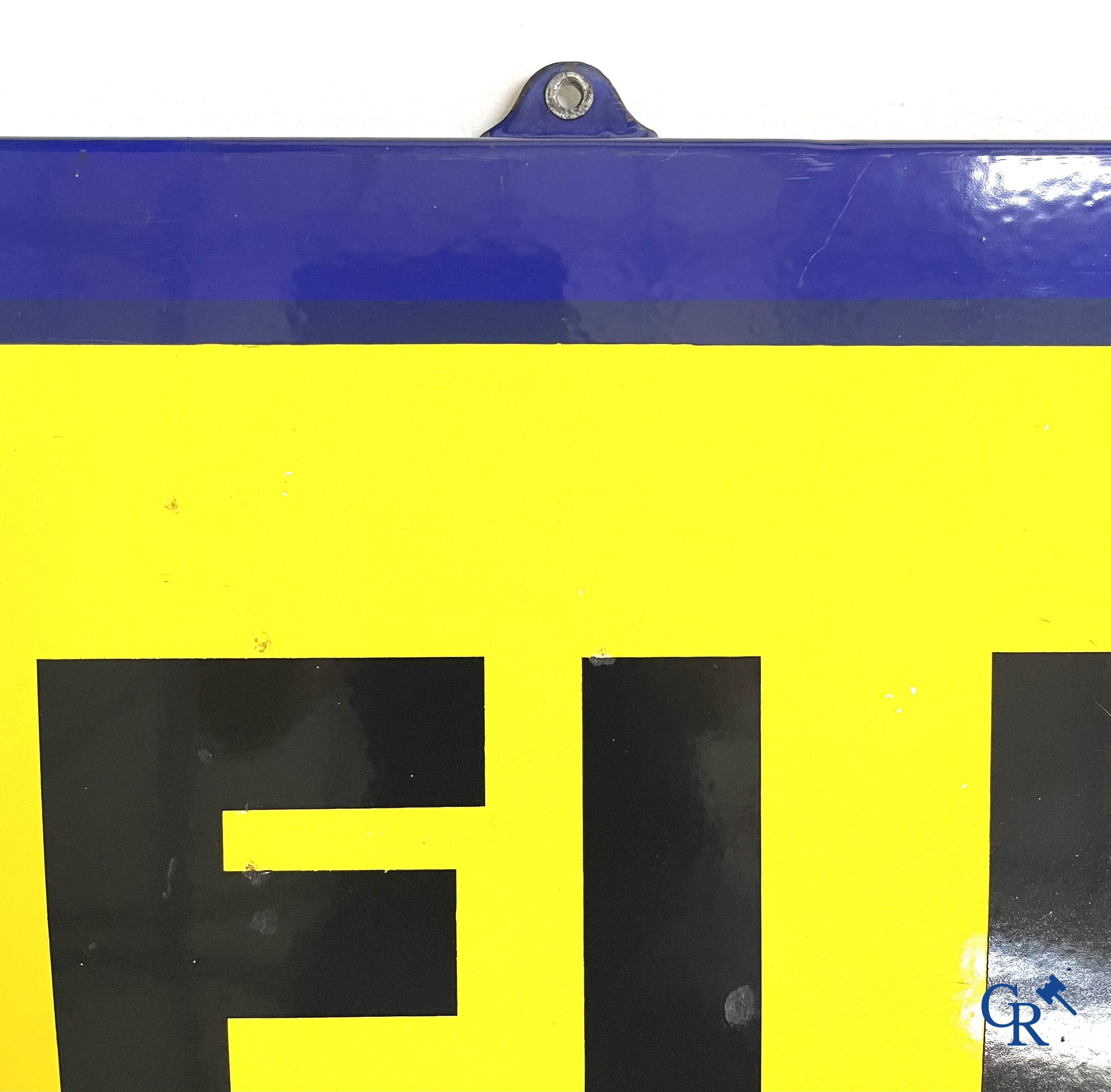 Michelin, groot emaille reclamebord met gele en blauwe achtergrond voor Michelin banden. Emaillerie Belge, 1958.