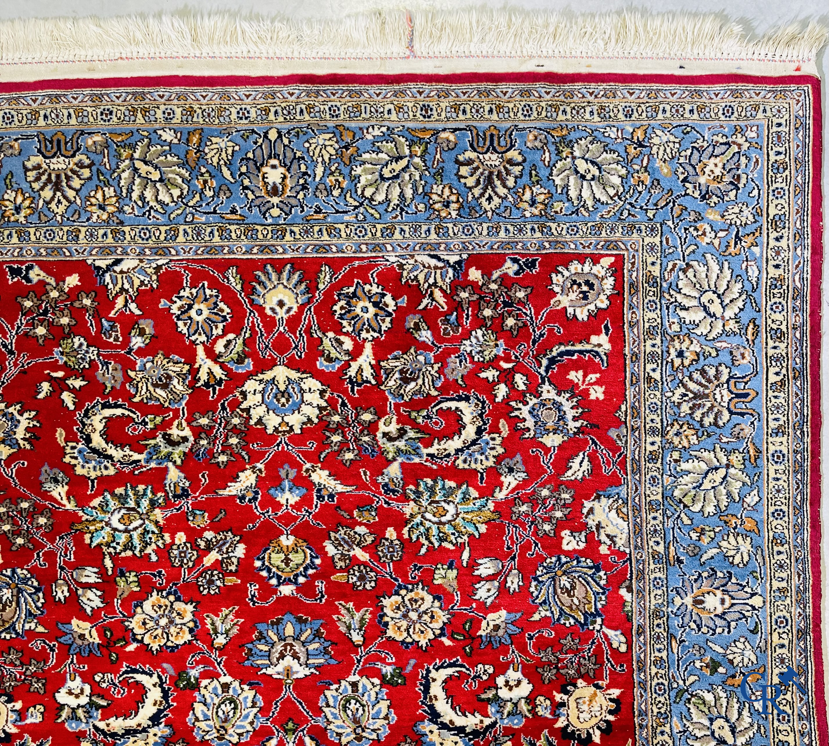 Tapis d'orient: Iran, tapis persan finement noué à la main avec un décor floral sur fond rouge et bleu.