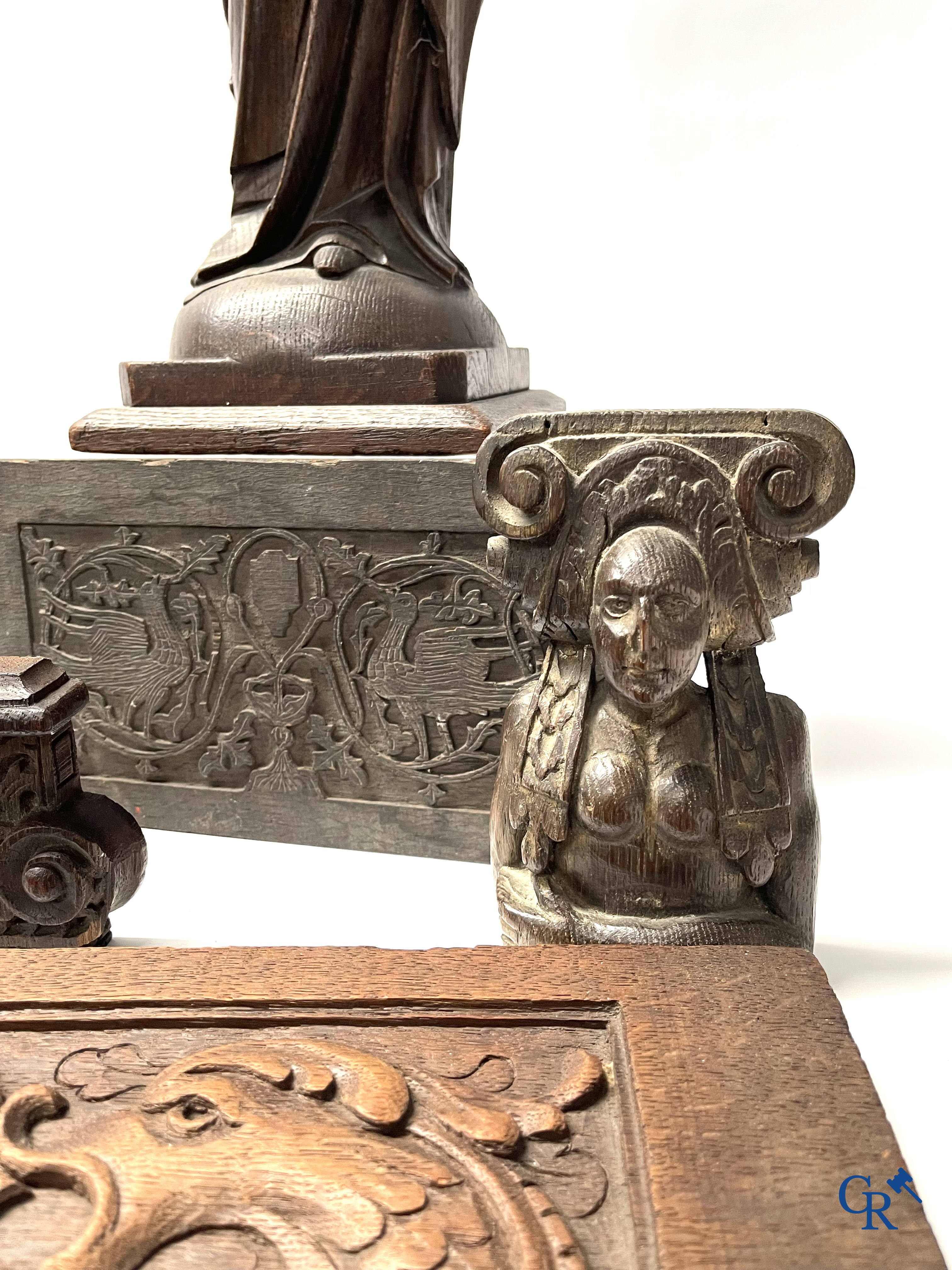 Religieuze objecten. Groot lot houtsculpturen. 19e eeuw.