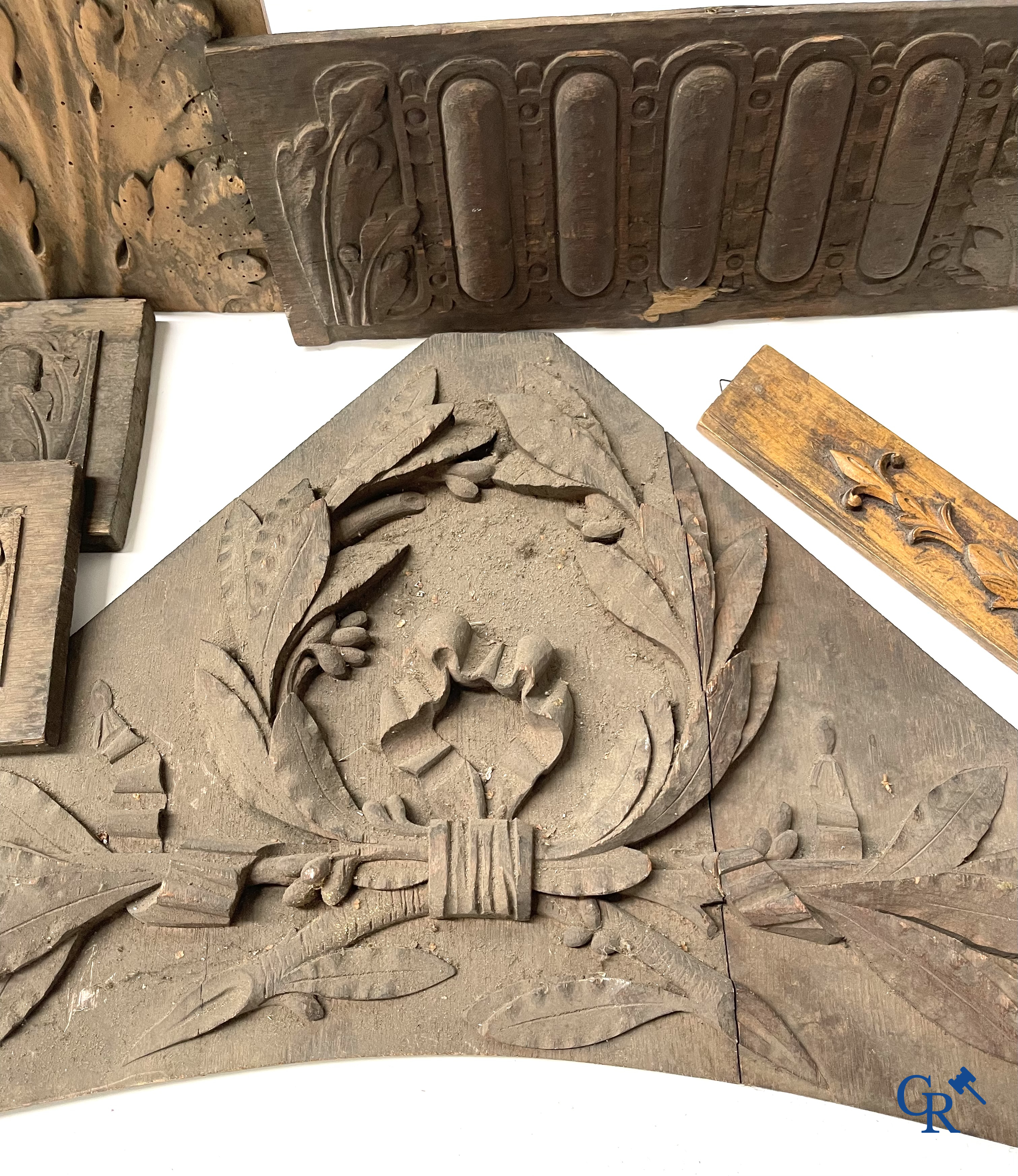 Religieuze objecten. Groot lot houtsculpturen. 19e eeuw.
