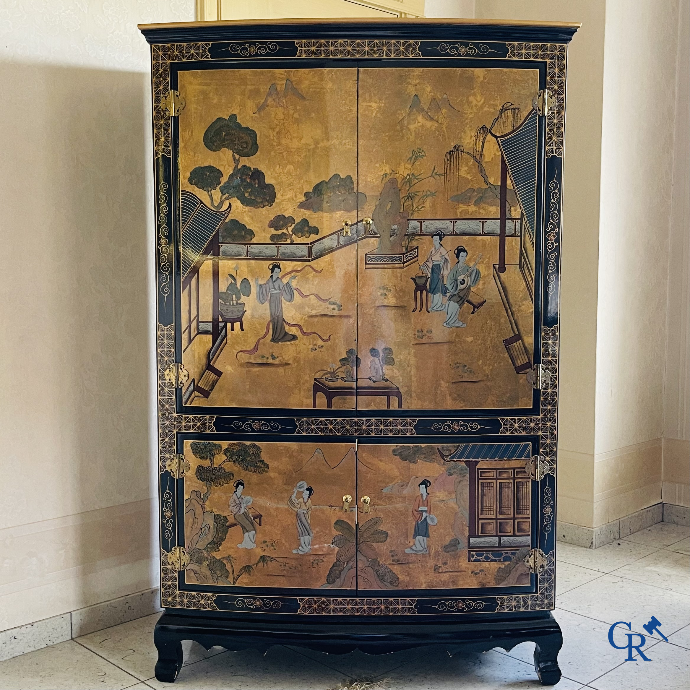 Meubels. Groot lot met vergulde en gedecoreerde Chinese meubels met lakwerk. Vitrine, tafel en stoelen enz. Circa 1970.