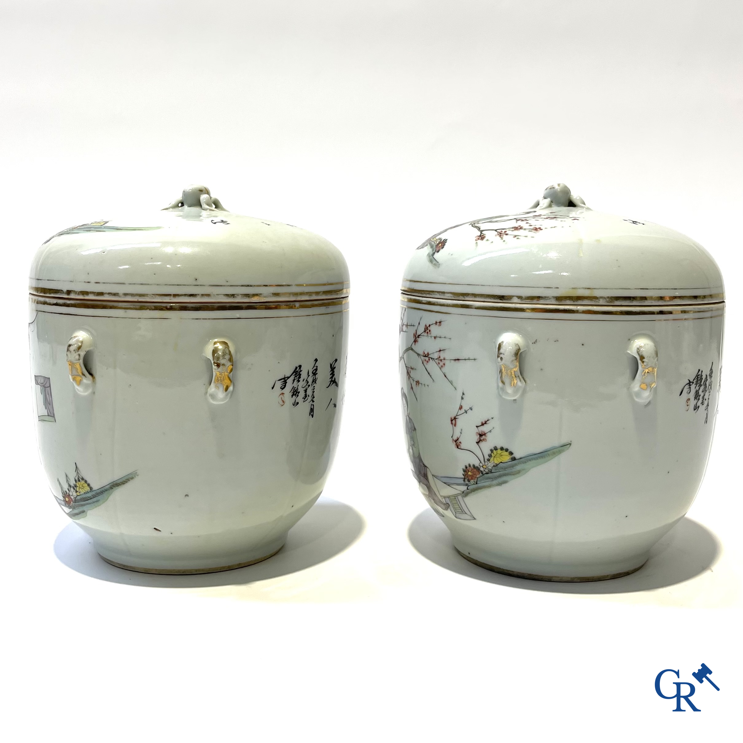 Asian Art, Chinese porcelain. A few lid jars with ladies-in-waiting. Around 1900.