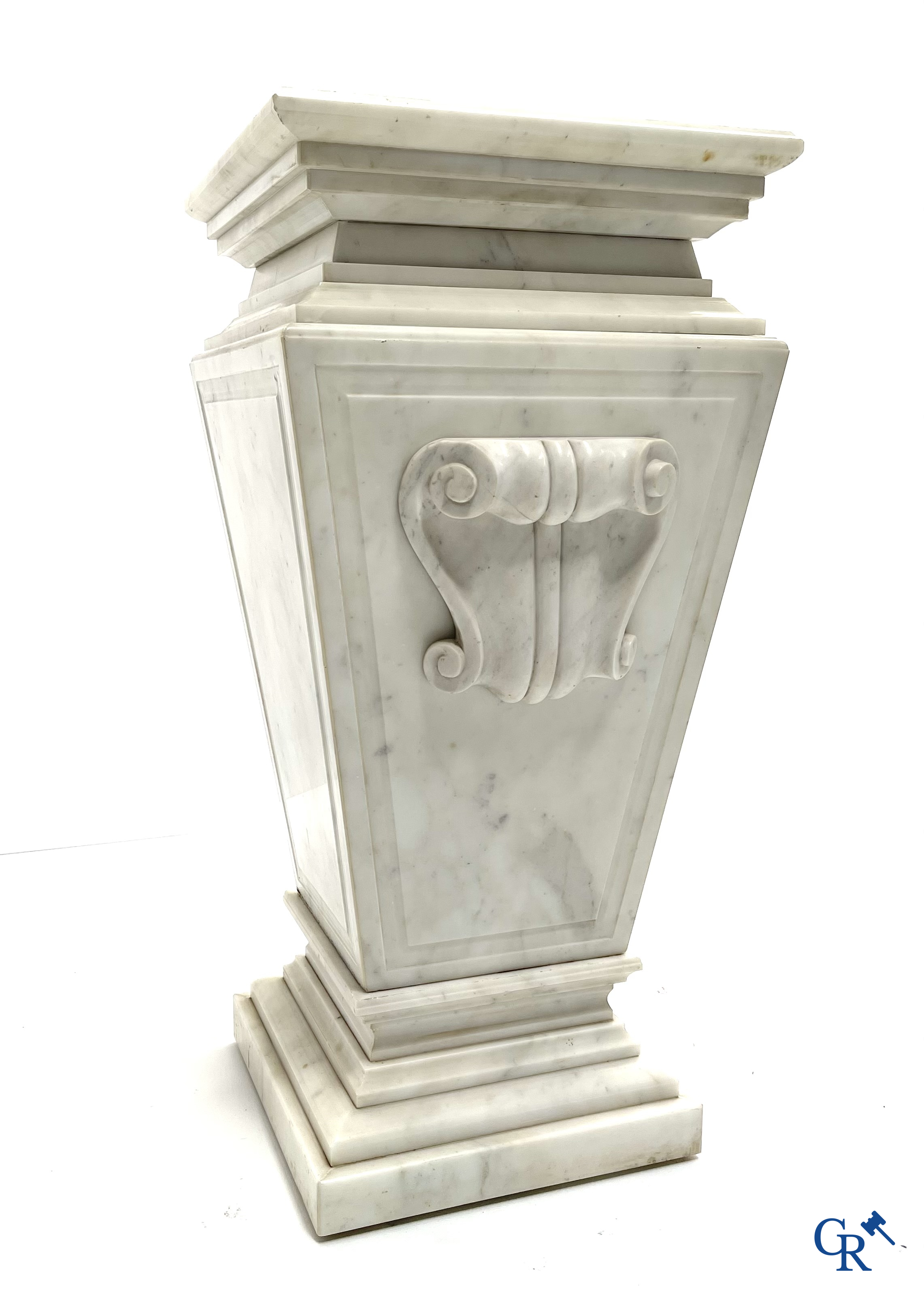 Imposing pedestal in Carrara marble. Belle epoque style. 20th century.