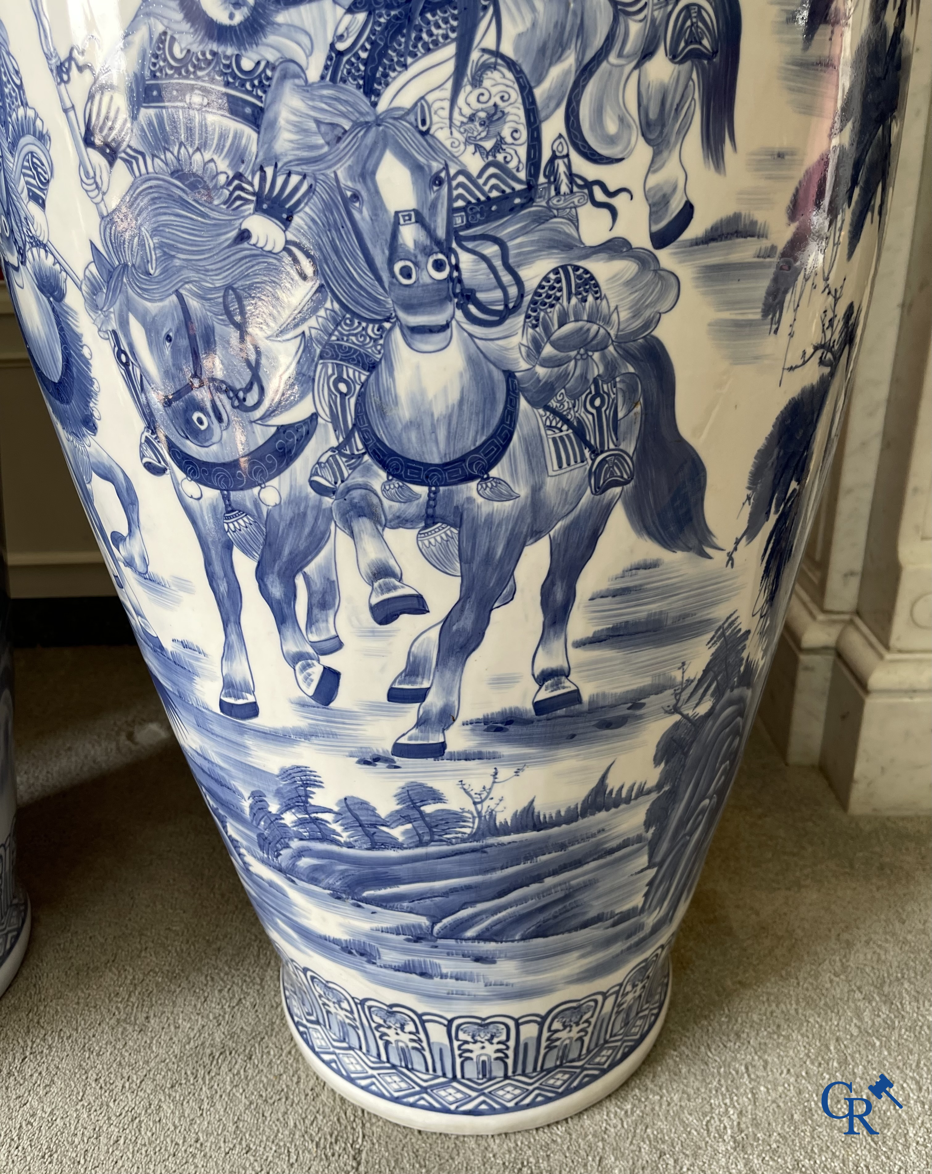 Art Asiatique, porcelaine chinoise. Importante paire de vases chinois en porcelaine bleu-blanc. Décor des guerriers. XXe siècle.