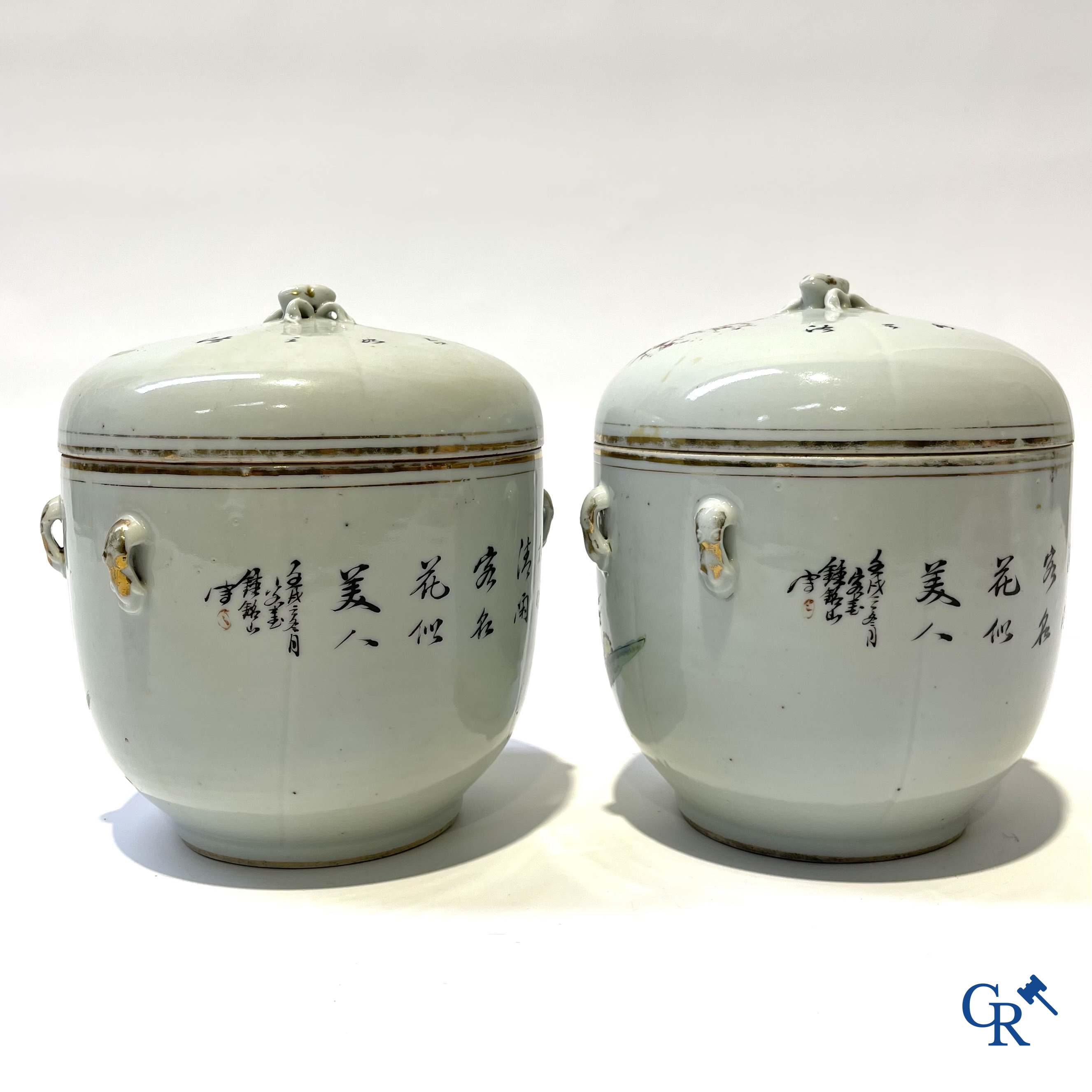 Asian Art, Chinese porcelain. A few lid jars with ladies-in-waiting. Around 1900.