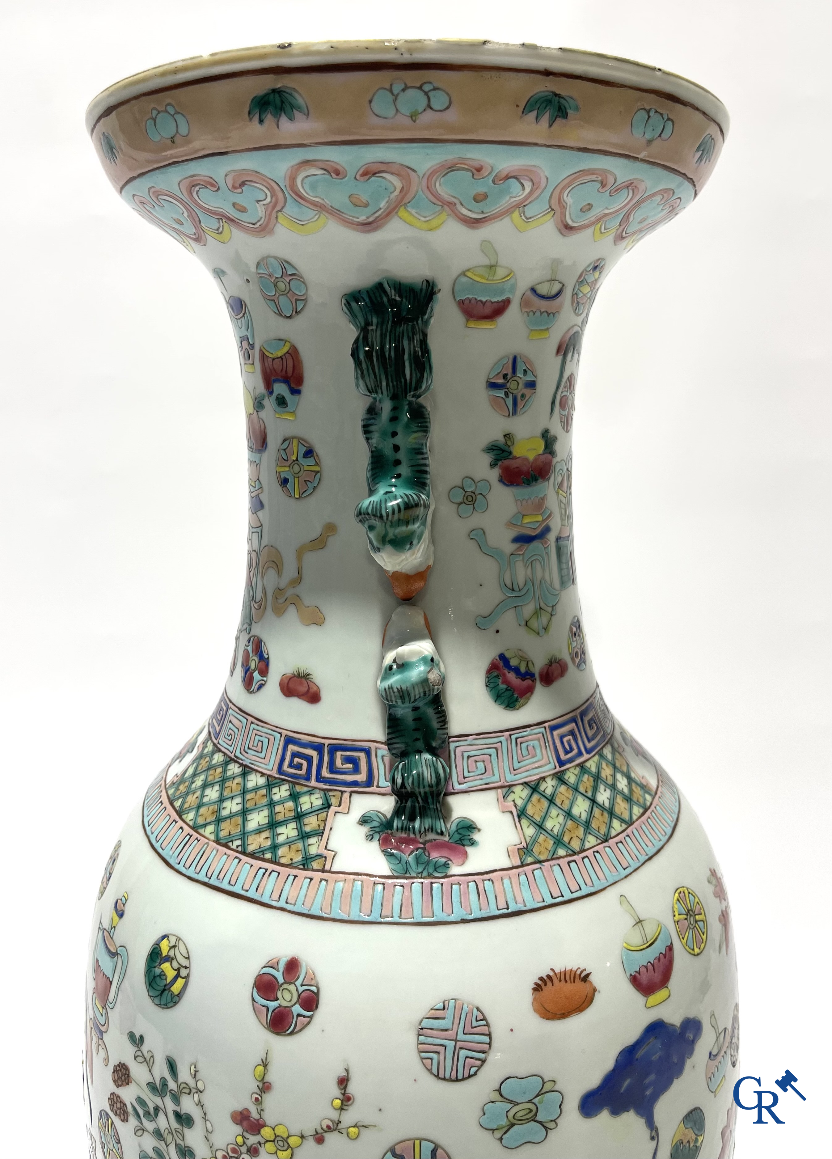 Asian Art. Chinese porcelain. A large Chinese vase with one hundred antiquities decor and Fu lion handles. 19th century.