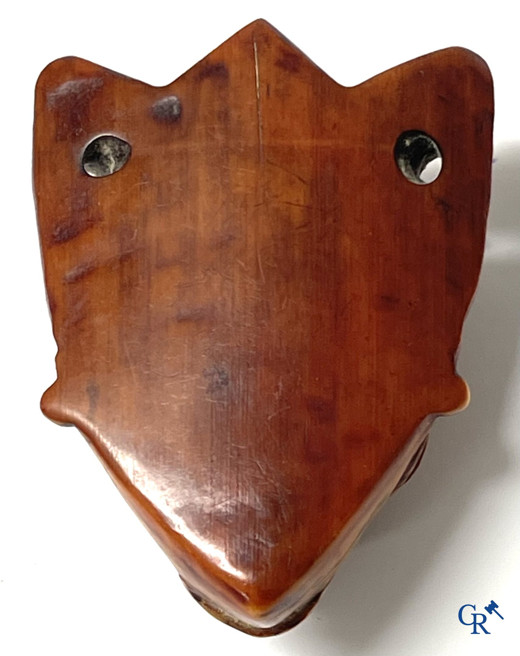 Tribal Art, Afrikaanse kunst. Democratische Republiek Congo. Een Afrikaanse Pende amulet in gesneden bot. 19e eeuw.
