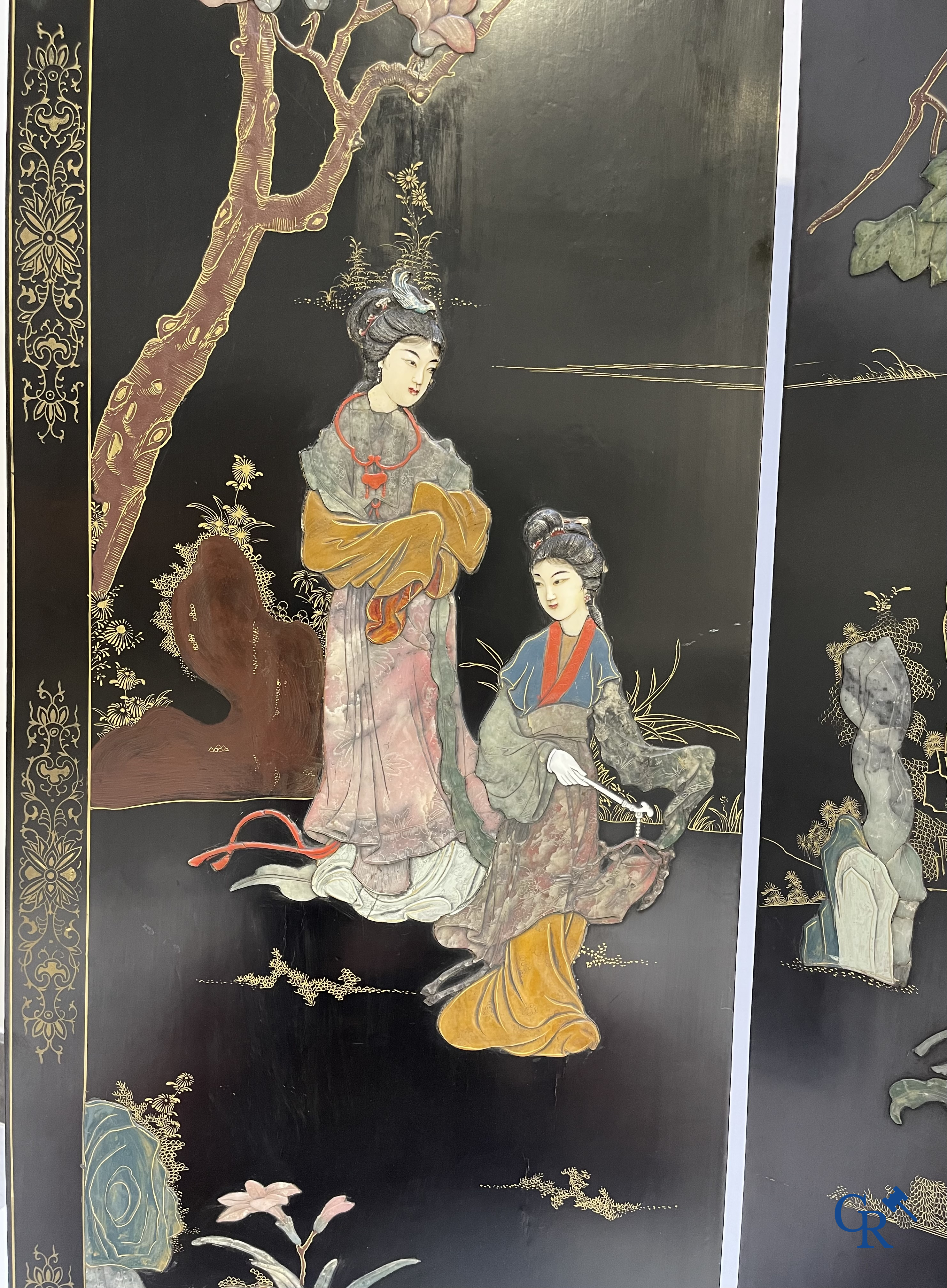 Art Asiatique, Chine. Grand paravant en laque serti de différents types de pierres et incrustations. 1ère moitié du 20ème siècle.