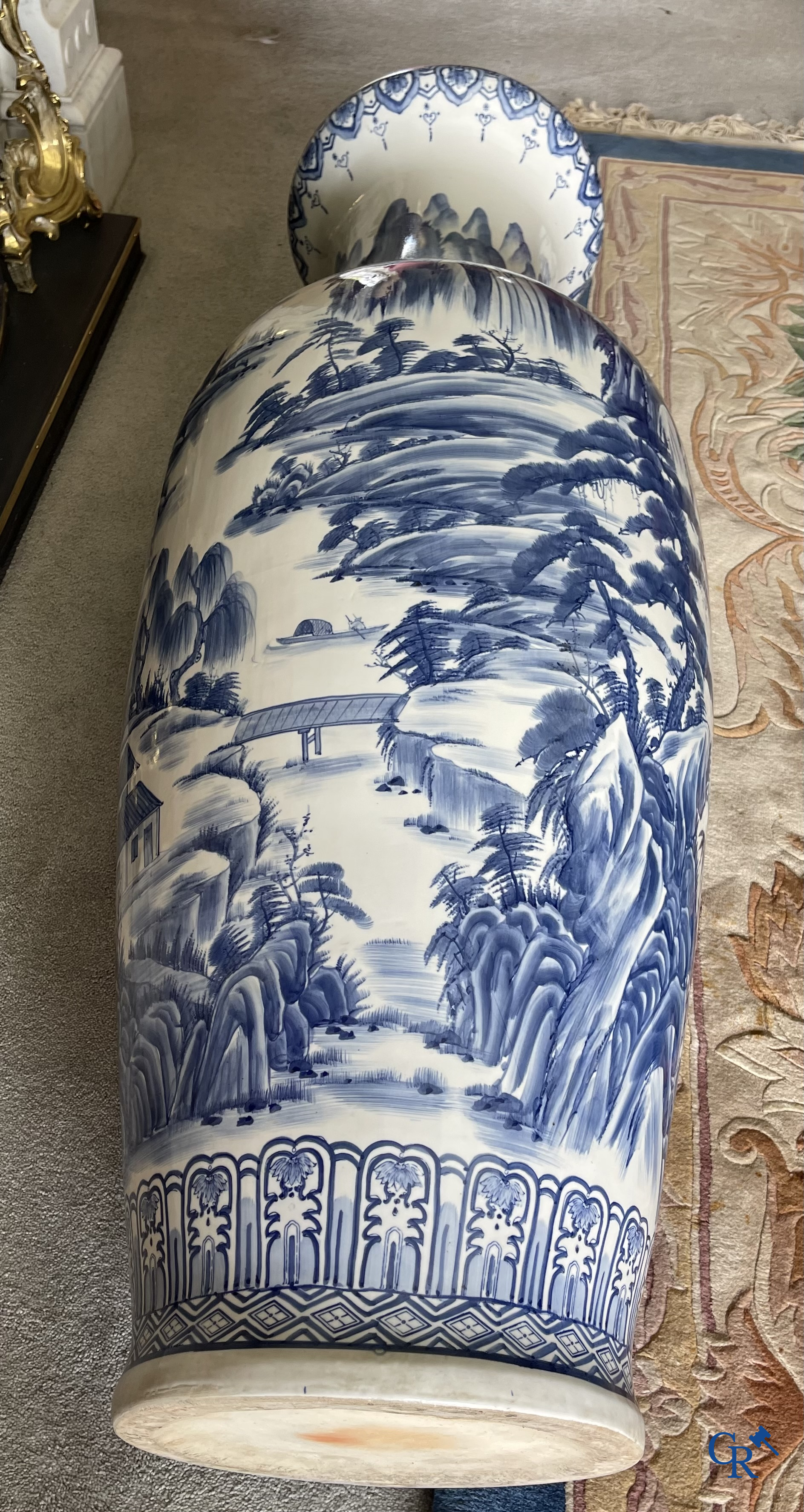 Art Asiatique, porcelaine chinoise. Importante paire de vases chinois en porcelaine bleu-blanc. Décor des guerriers. XXe siècle.