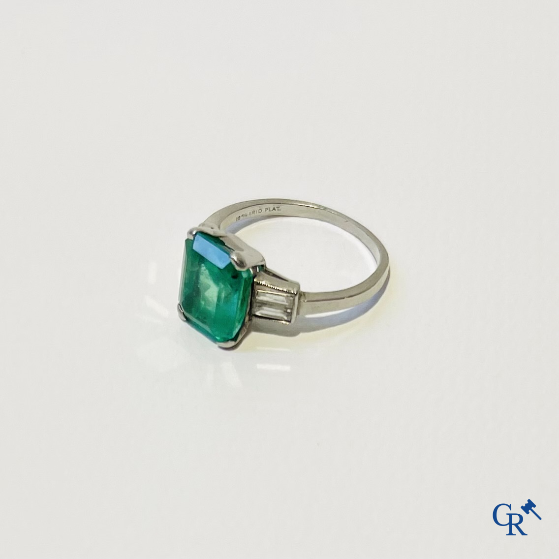 Jewellery. A platinum ring with emerald and diamonds and a pendant in white gold 750°/00 with emerald and 14 diamonds.